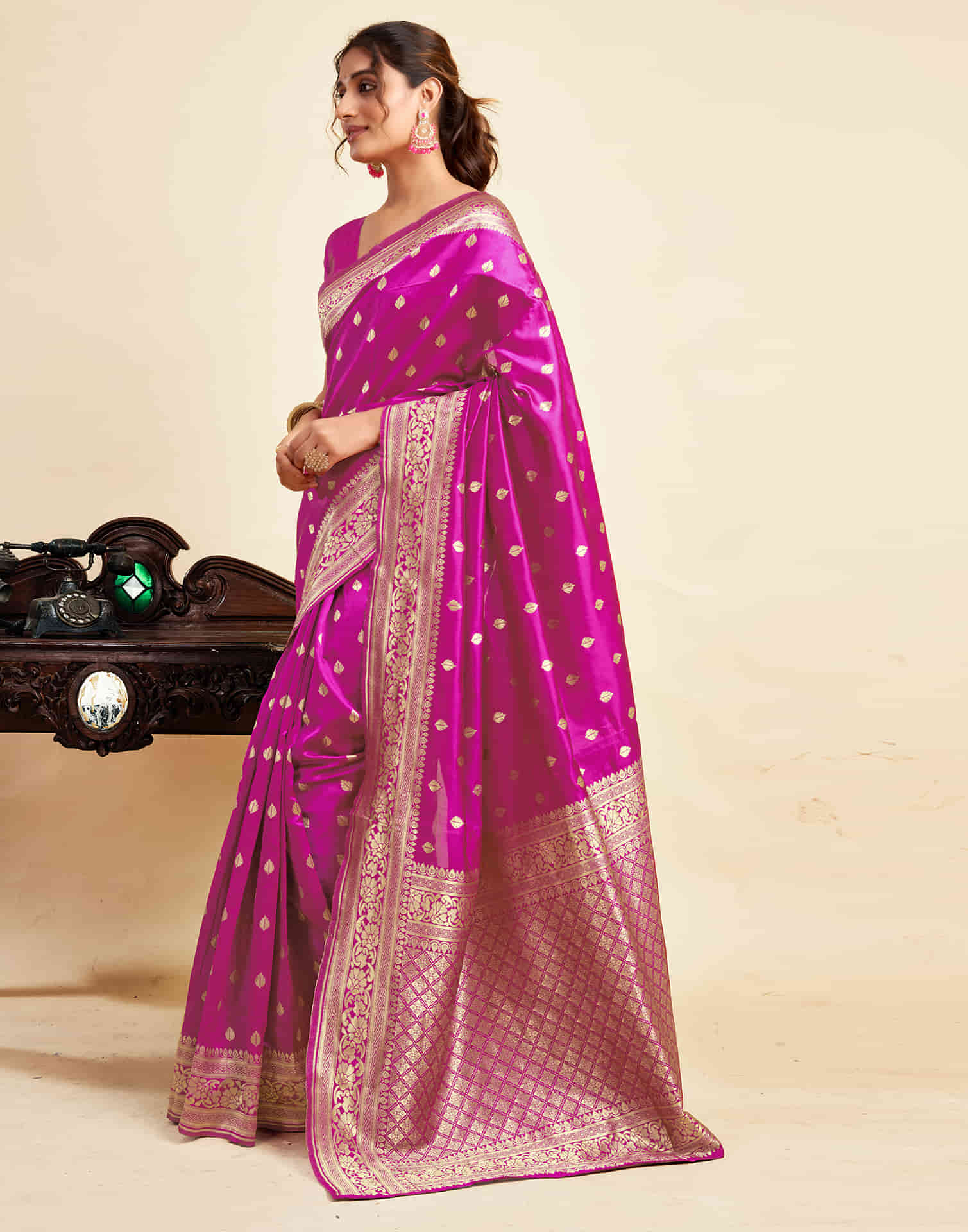 Magenta Silk Woven Banarasi Saree - Image 9