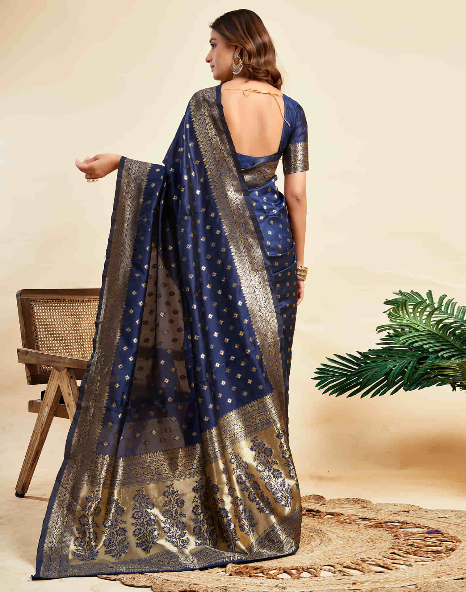 Navy Blue Silk Woven Banarasi Saree - Image 5