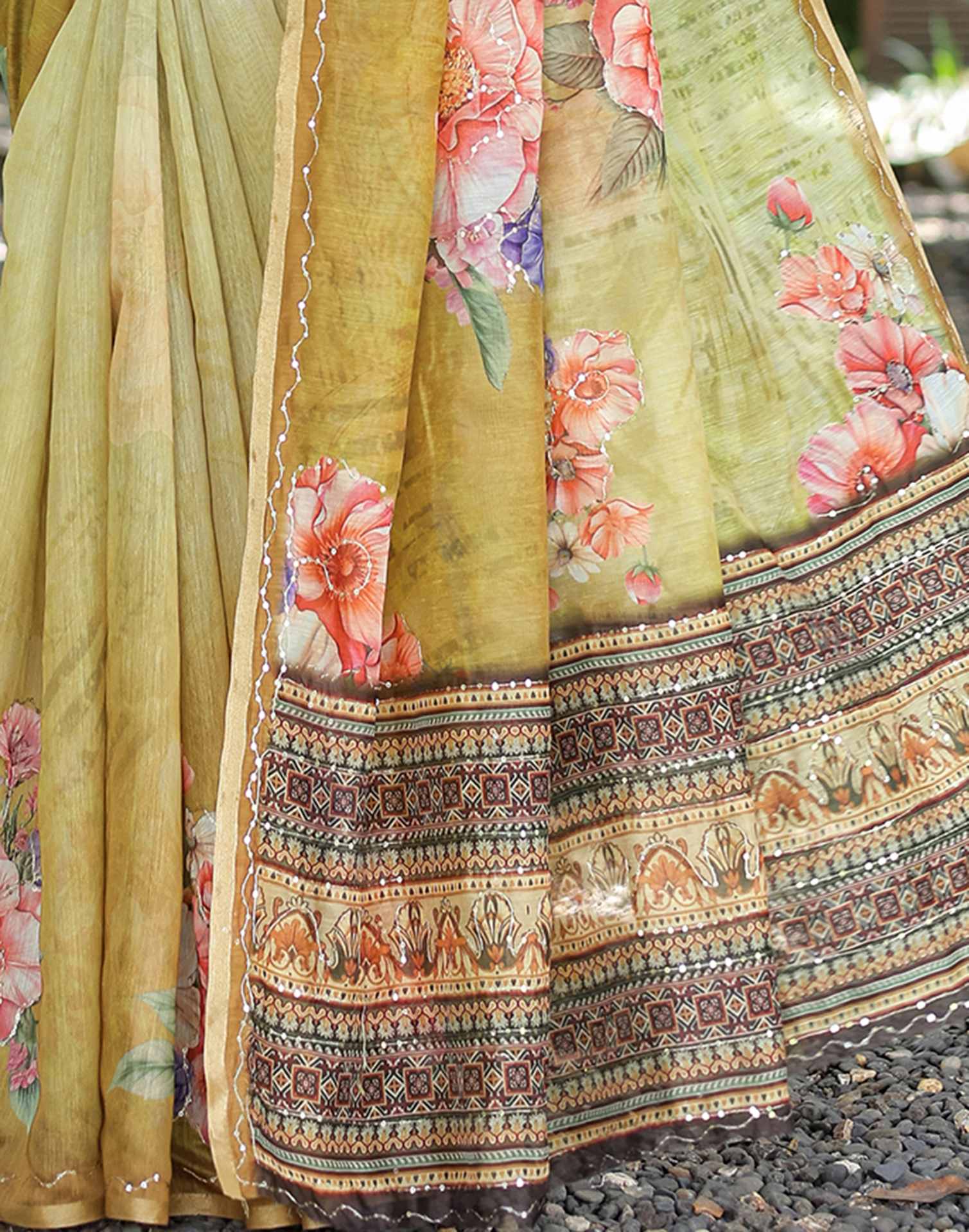 BeigeĀ Cotton Floral Printed Saree - Image 12