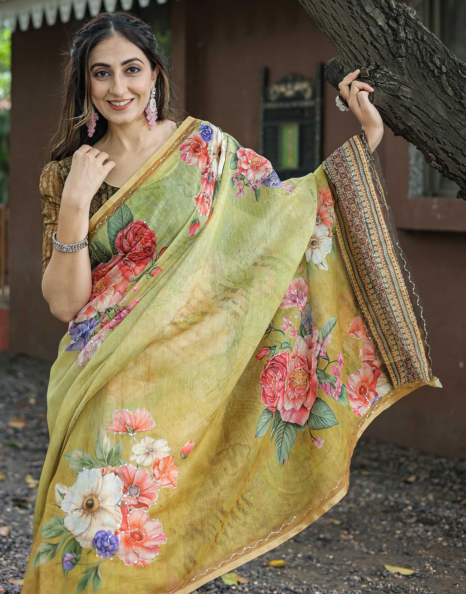 BeigeĀ Cotton Floral Printed Saree - Image 4