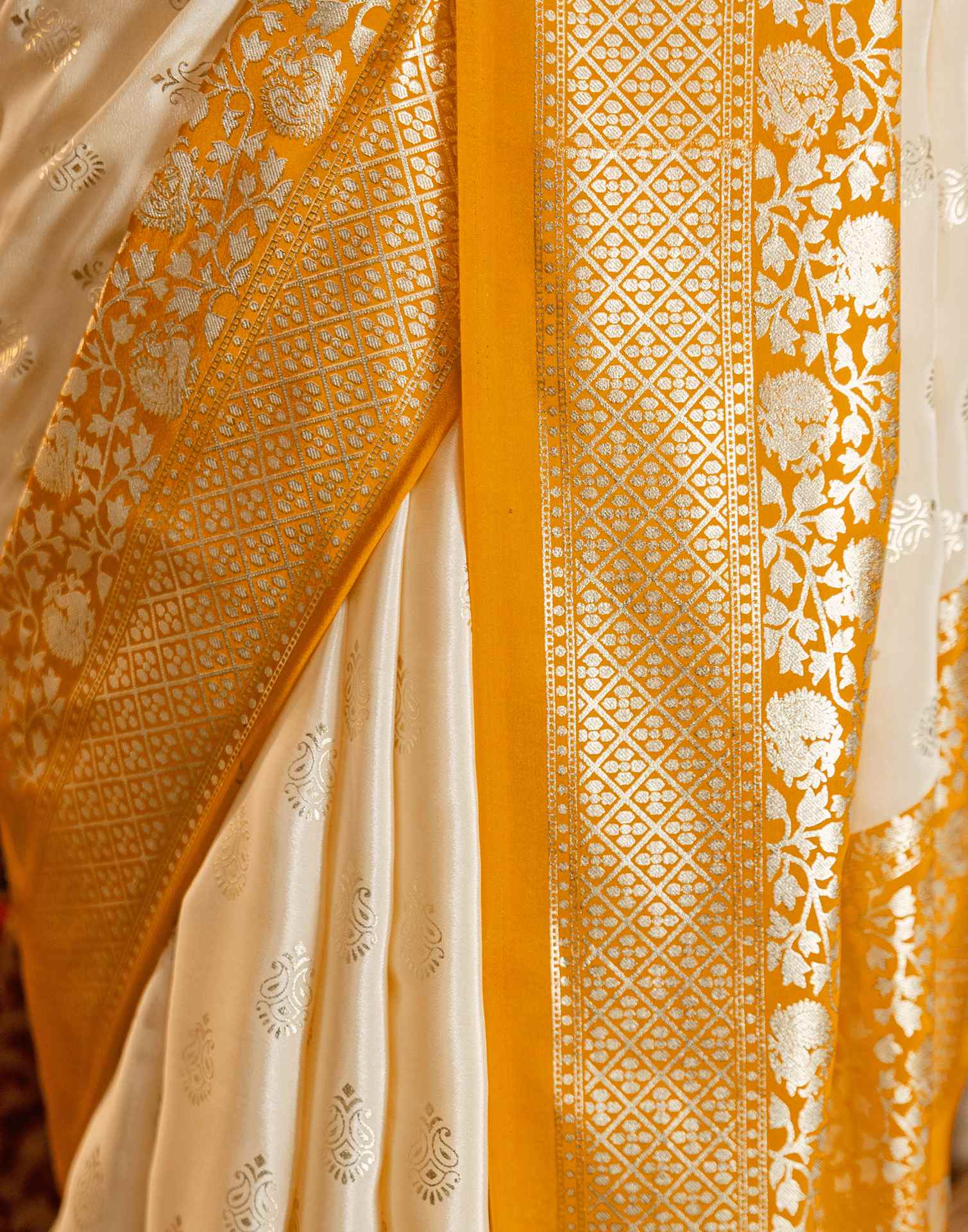 Beige Crepe Silk Foil Printed Saree - Image 12