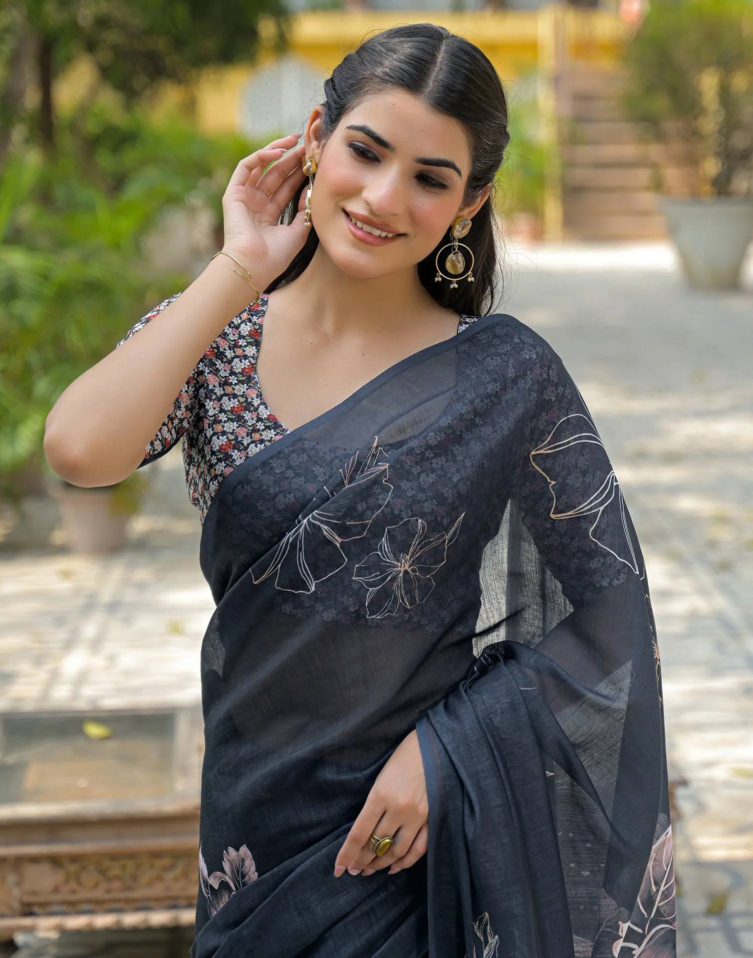 Black Linen Floral Printed Saree - Image 2