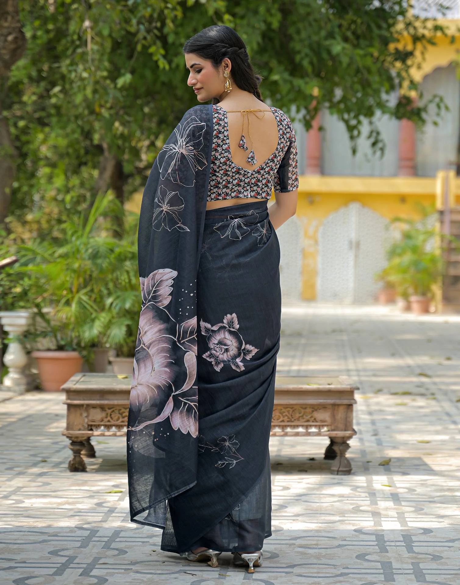 Black Linen Floral Printed Saree - Image 7