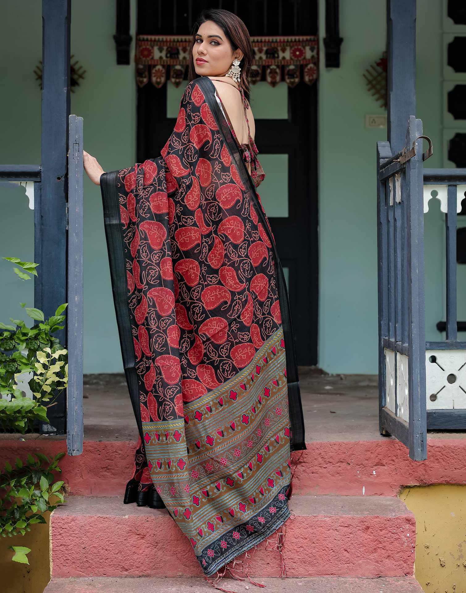Black Linen Printed Saree - Image 5