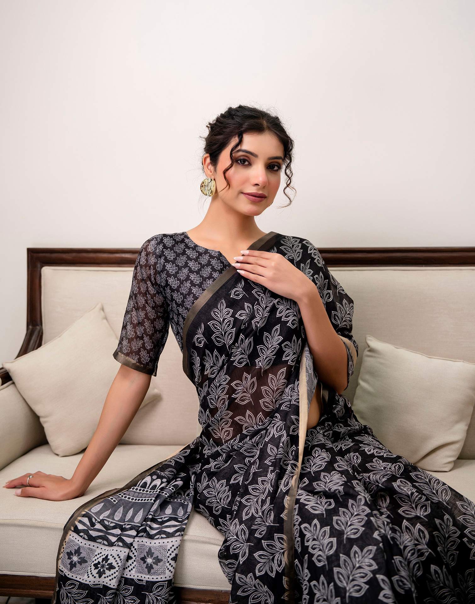 Black Linen Printed Saree - Image 2