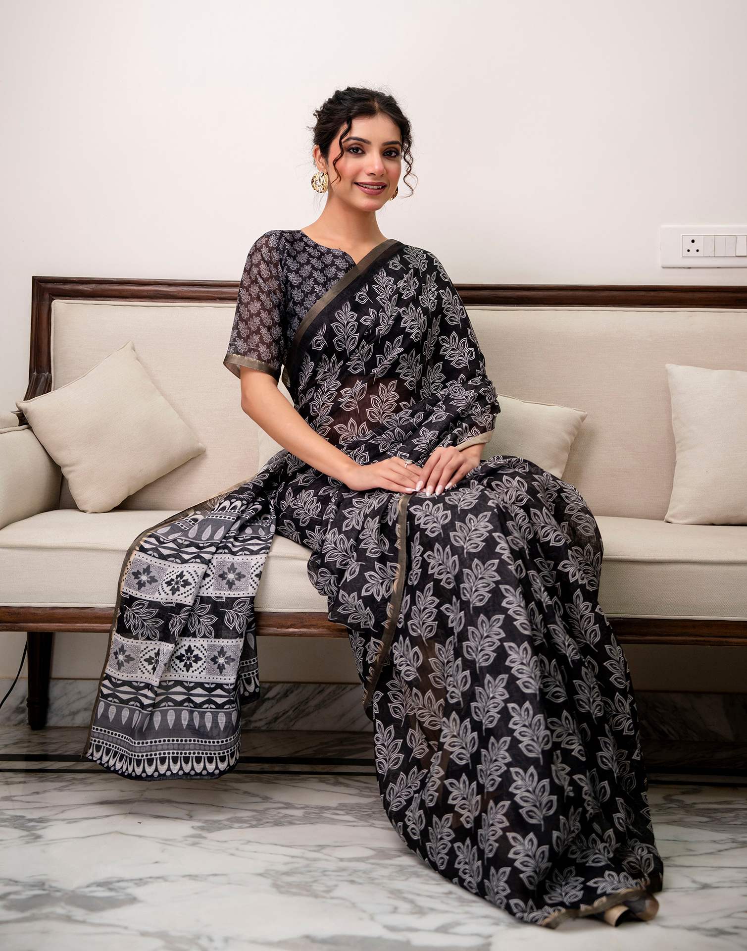 Black Linen Printed Saree - Image 4