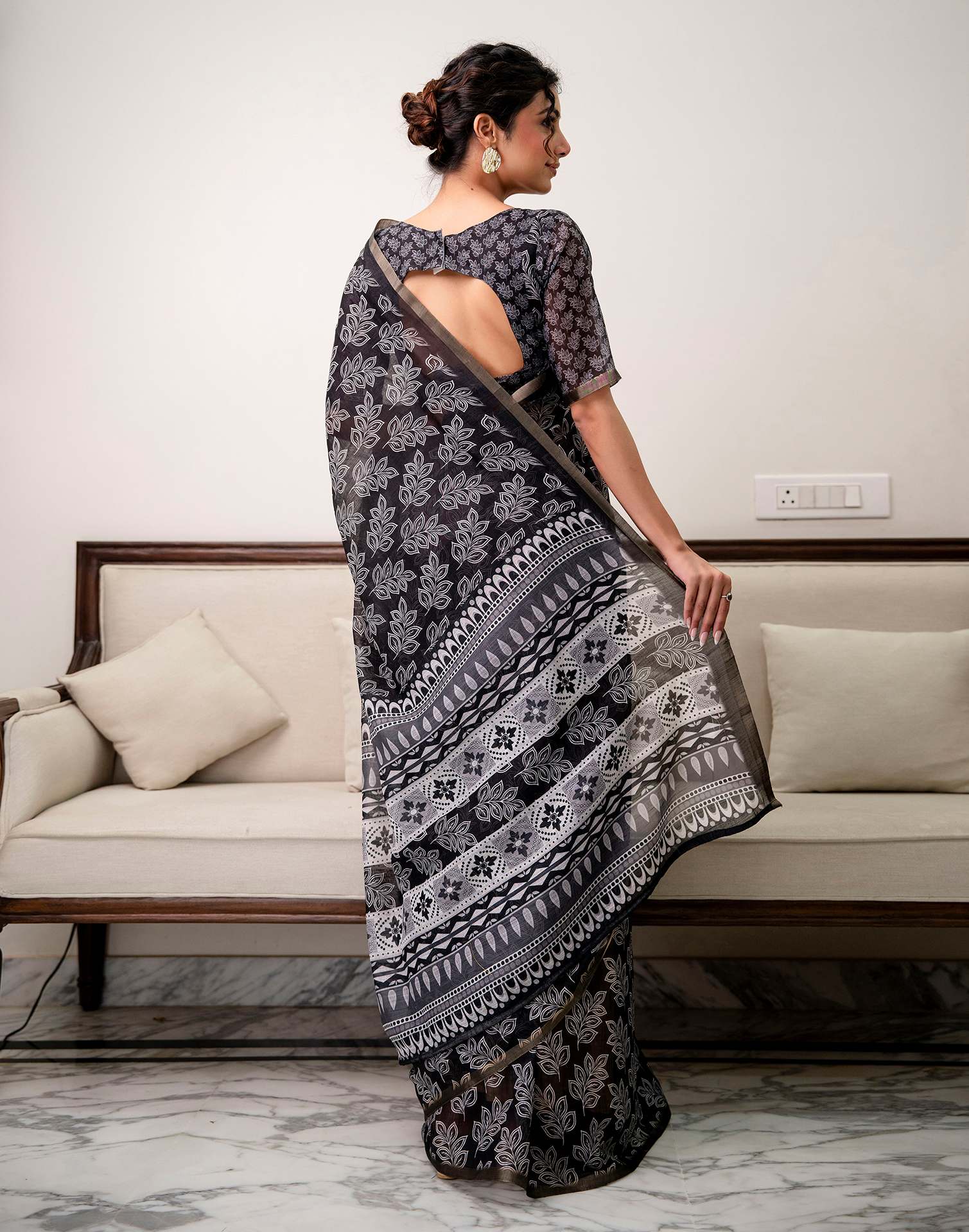 Black Linen Printed Saree - Image 7