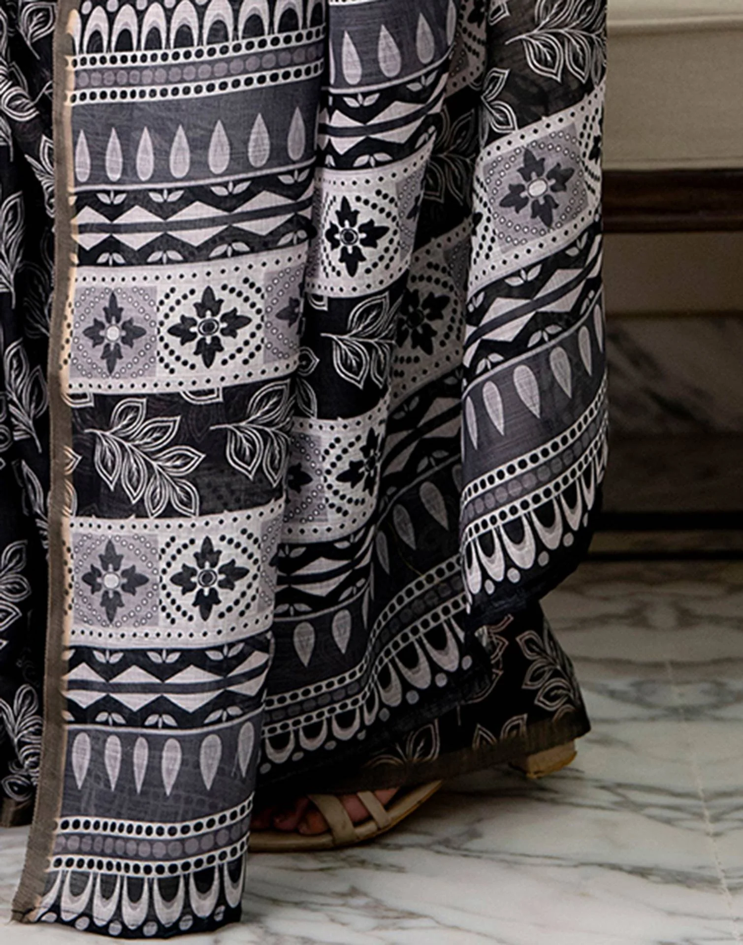 Black Linen Printed Saree - Image 9