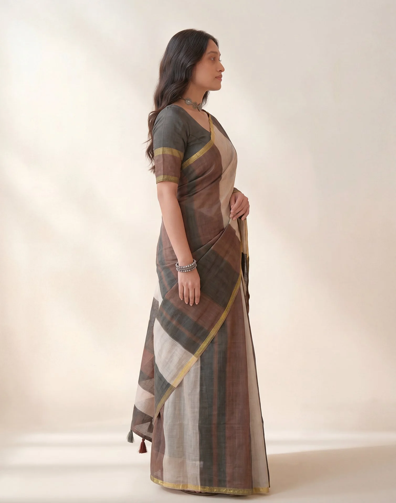 Black Linen Printed Zari Border Saree - Image 4