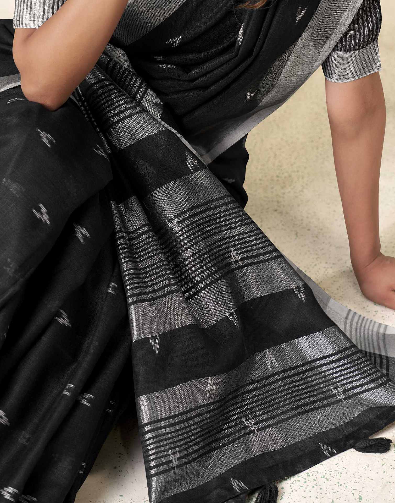 Black Linen Silk Woven Saree - Image 5