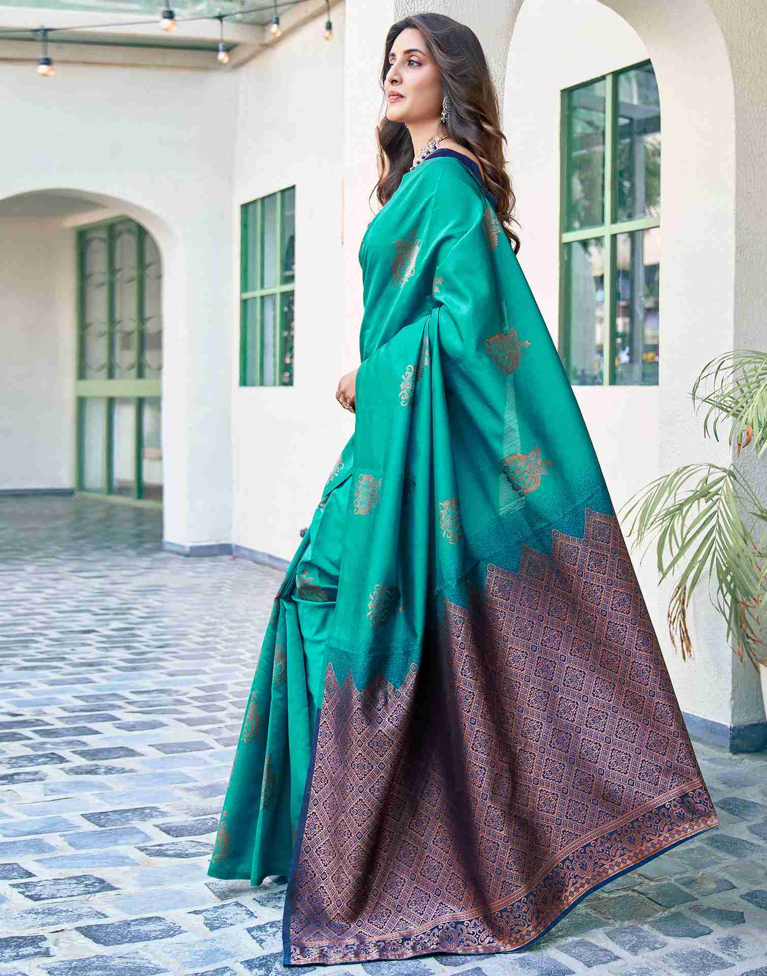 Navy Blue Silk Woven Banarasi Saree - Image 4