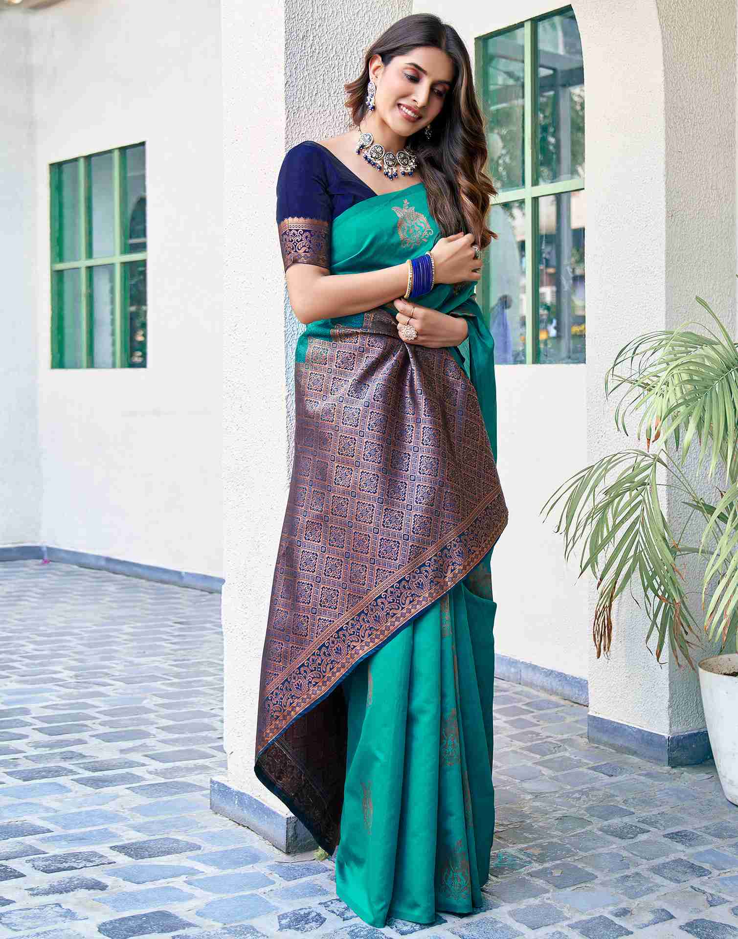 Navy Blue Silk Woven Banarasi Saree - Image 5