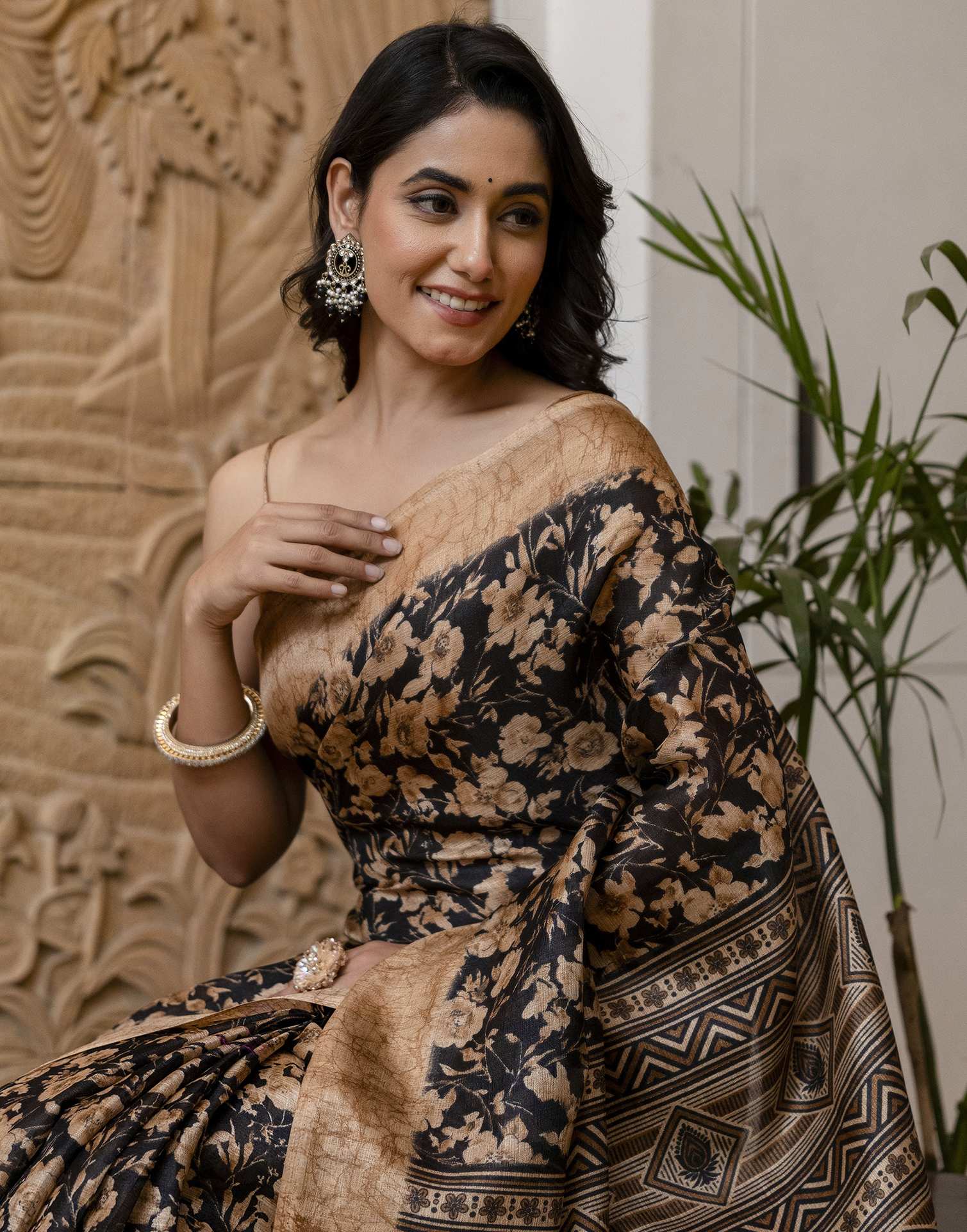 Brown Cotton Blend Floral Printed Saree - Image 2