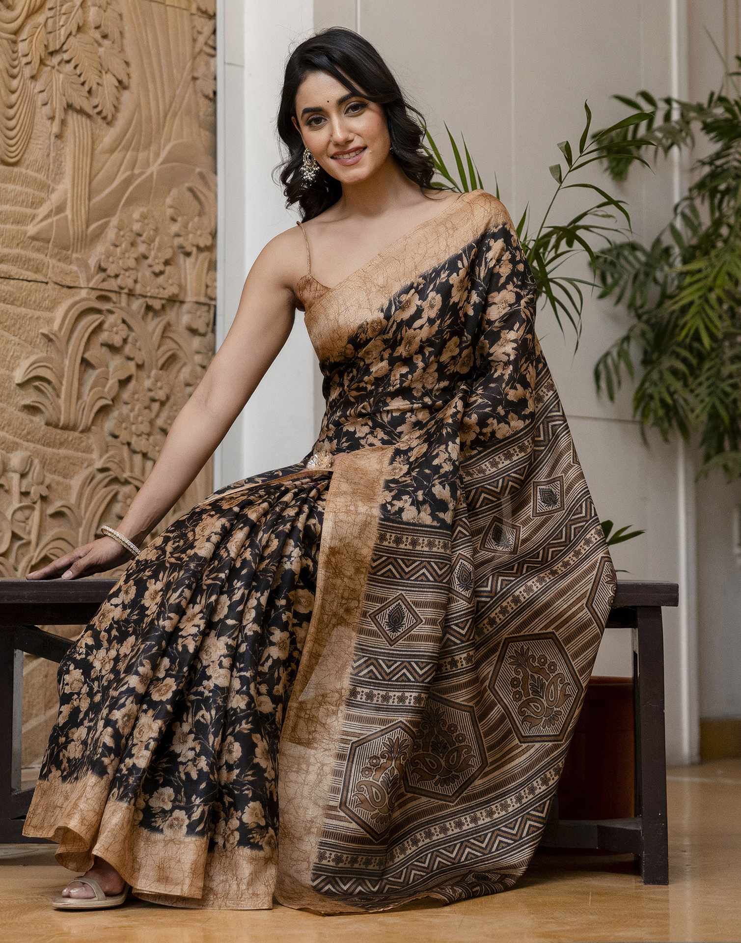 Brown Cotton Blend Floral Printed Saree - Image 5