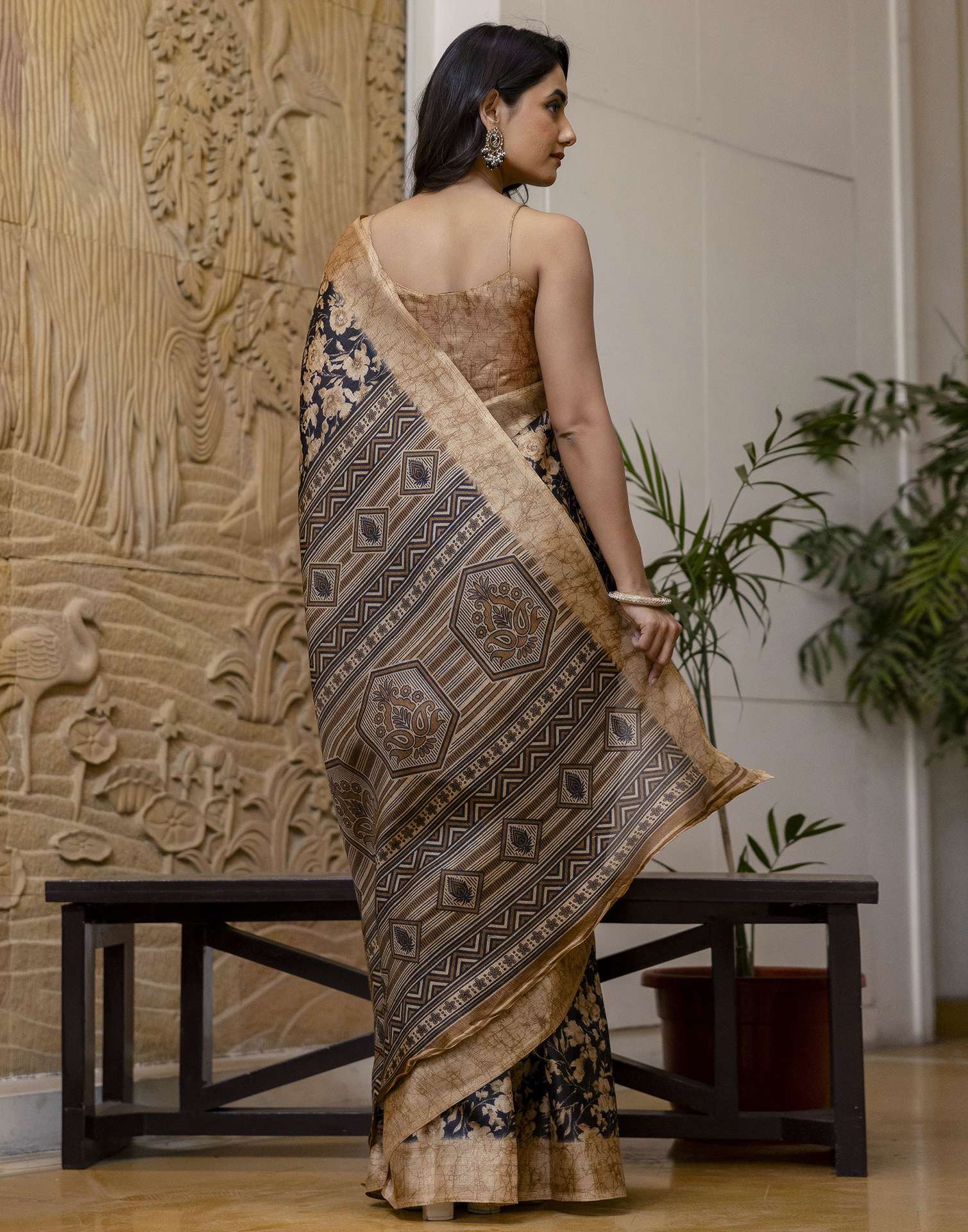Brown Cotton Blend Floral Printed Saree - Image 7