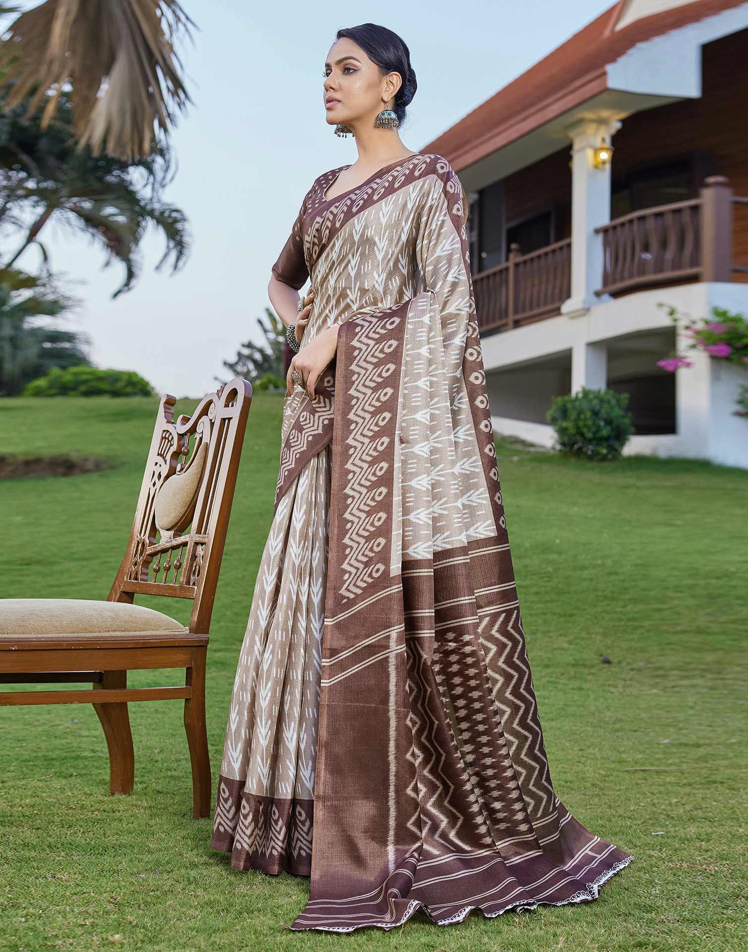 Brown Cotton Blend Ikkat Printed Saree - Image 4