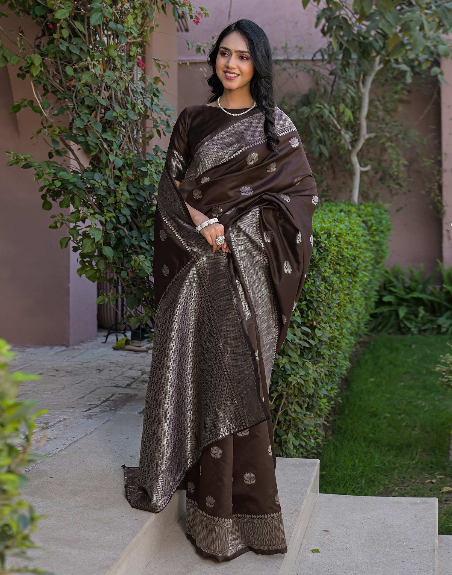 Brown Silk Woven Banarasi Saree - Image 7