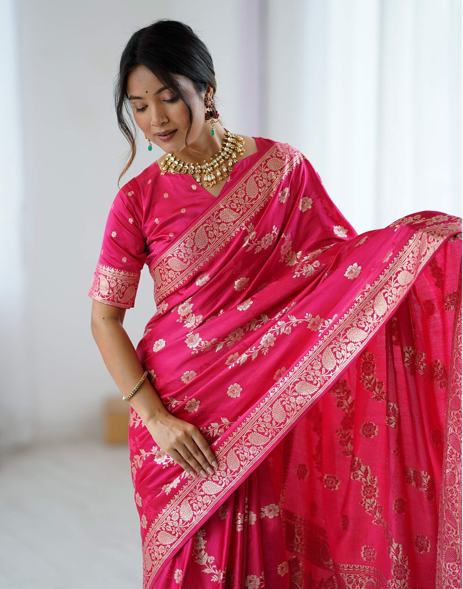 Coral Pink Silk Woven Banarasi Saree - Image 4