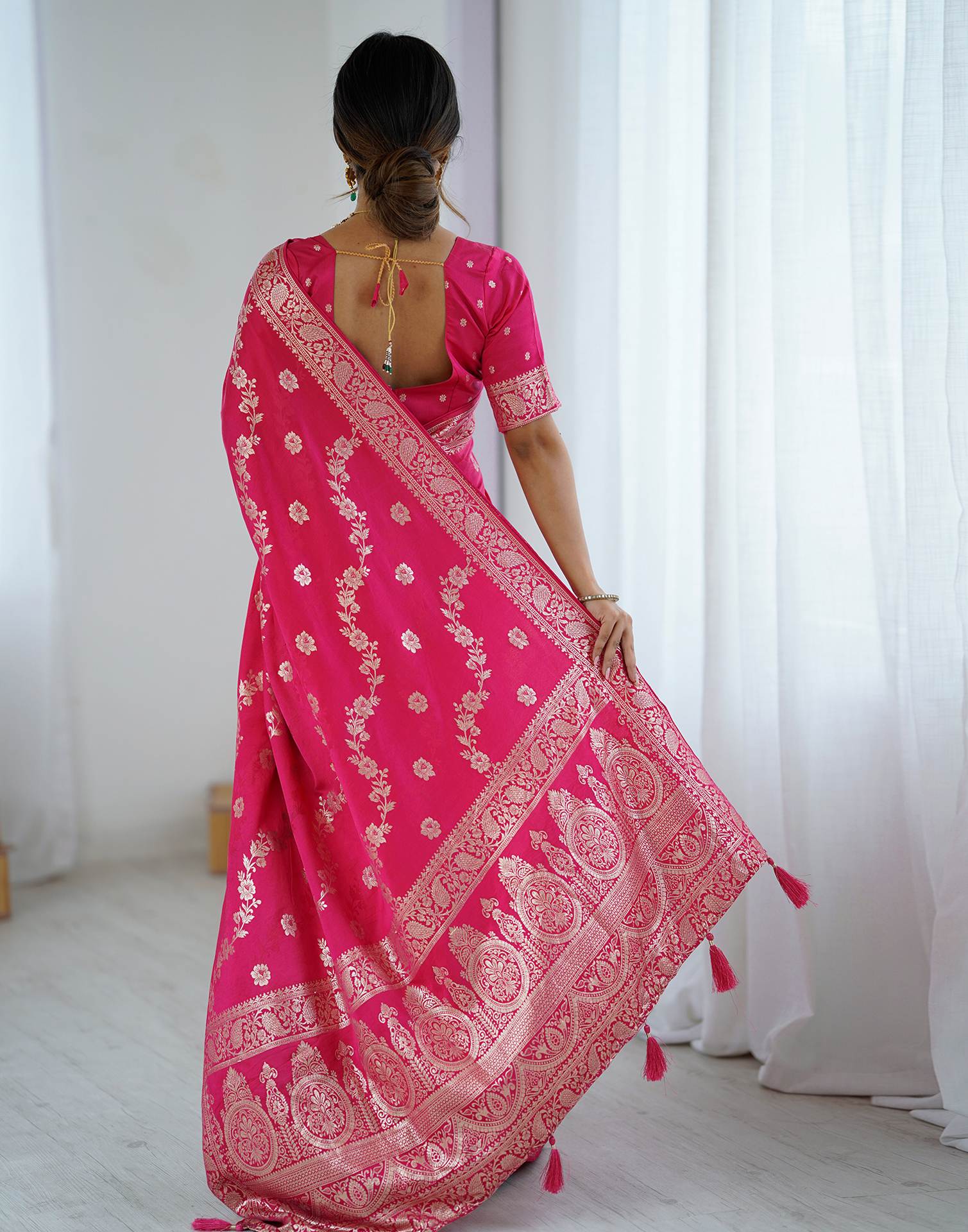 Coral Pink Silk Woven Banarasi Saree - Image 7