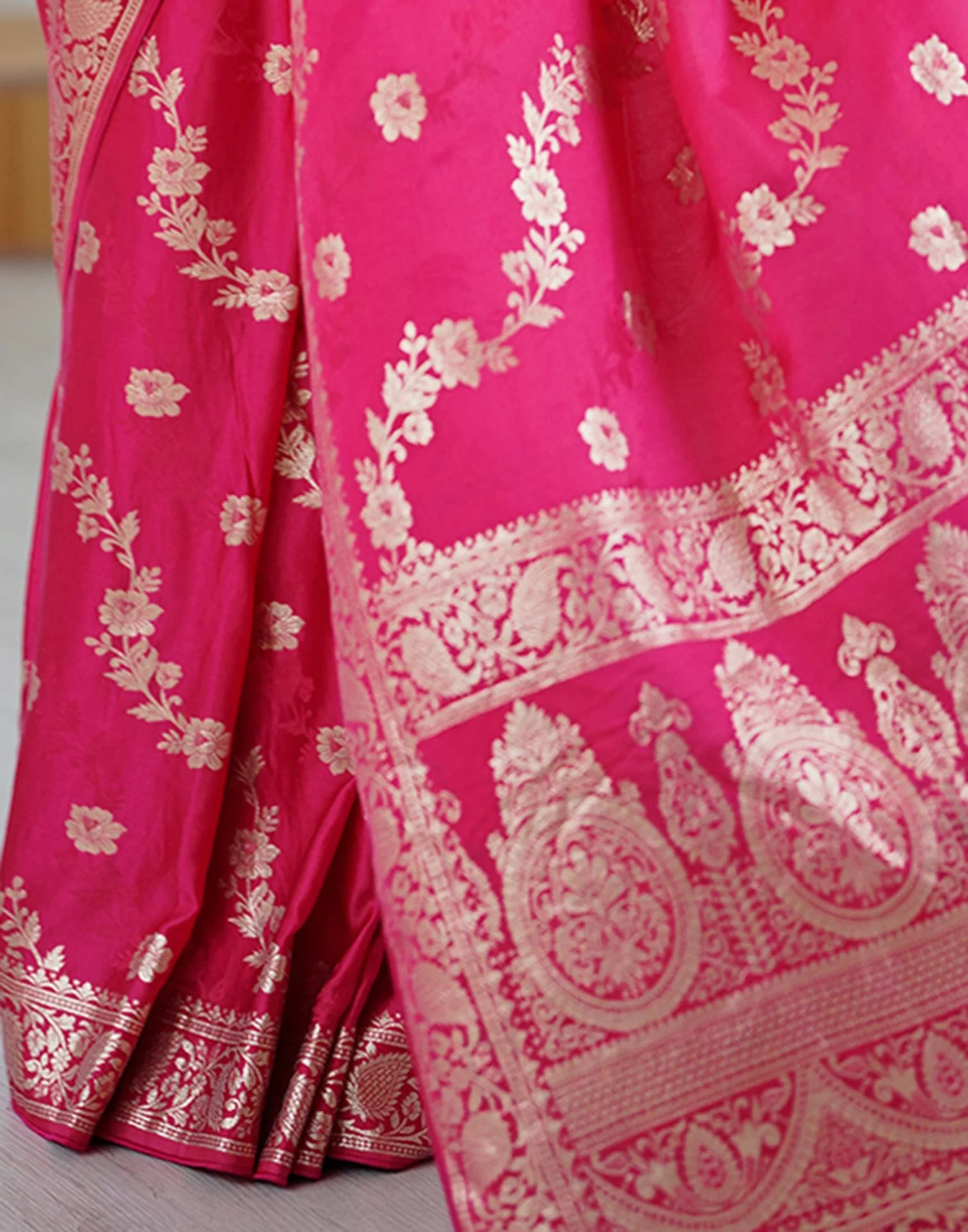 Coral Pink Silk Woven Banarasi Saree - Image 9