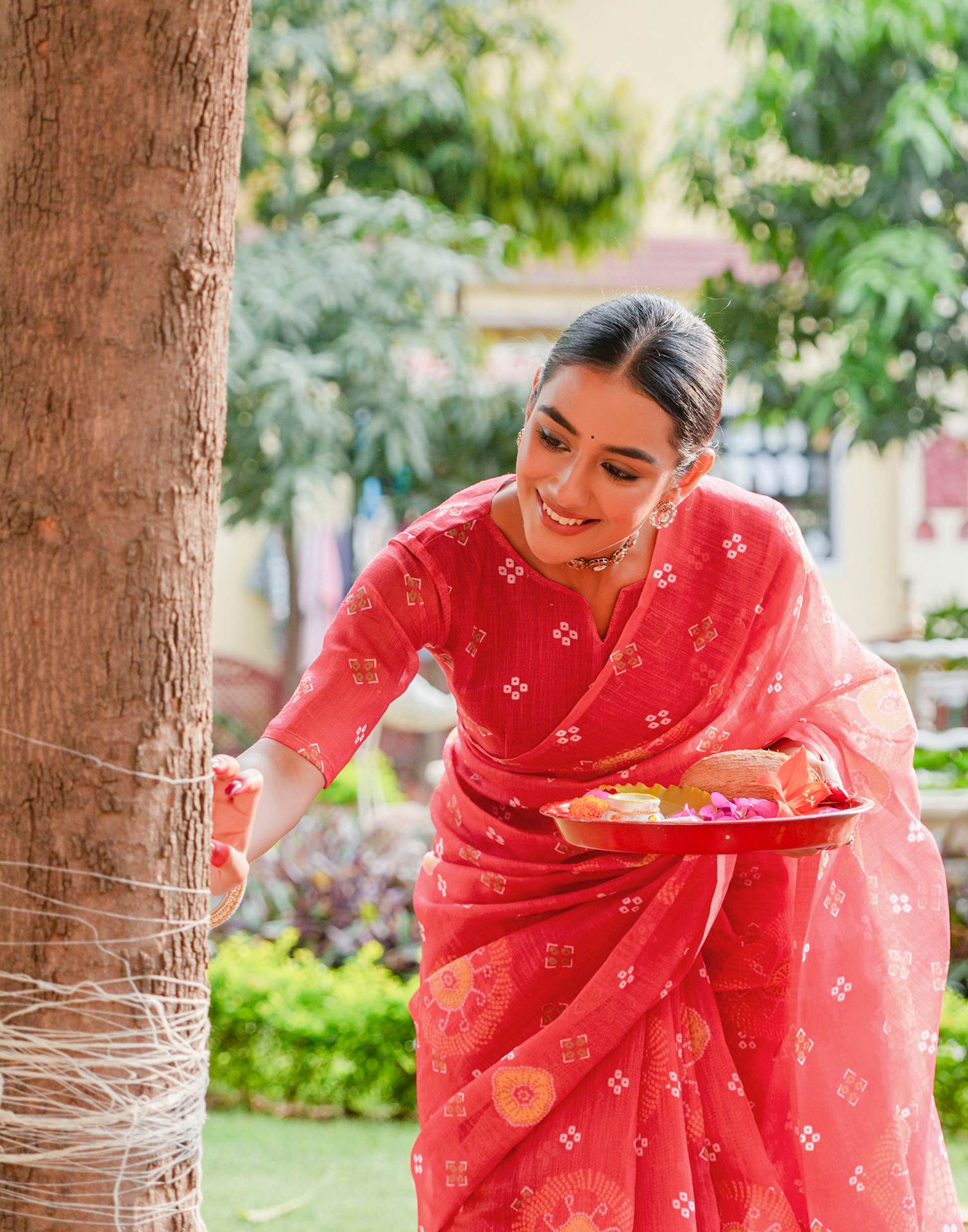 Vat Savitri Special Coral Red Linen Bandhani Printed Saree - Image 4