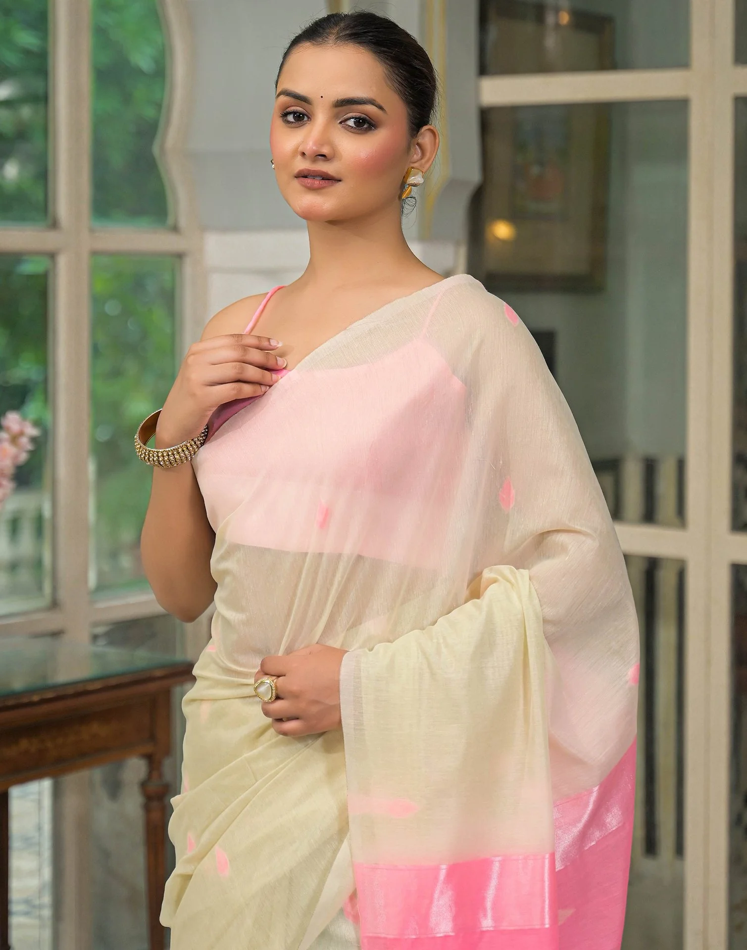 Cream. Pink Linen Woven Saree - Image 2