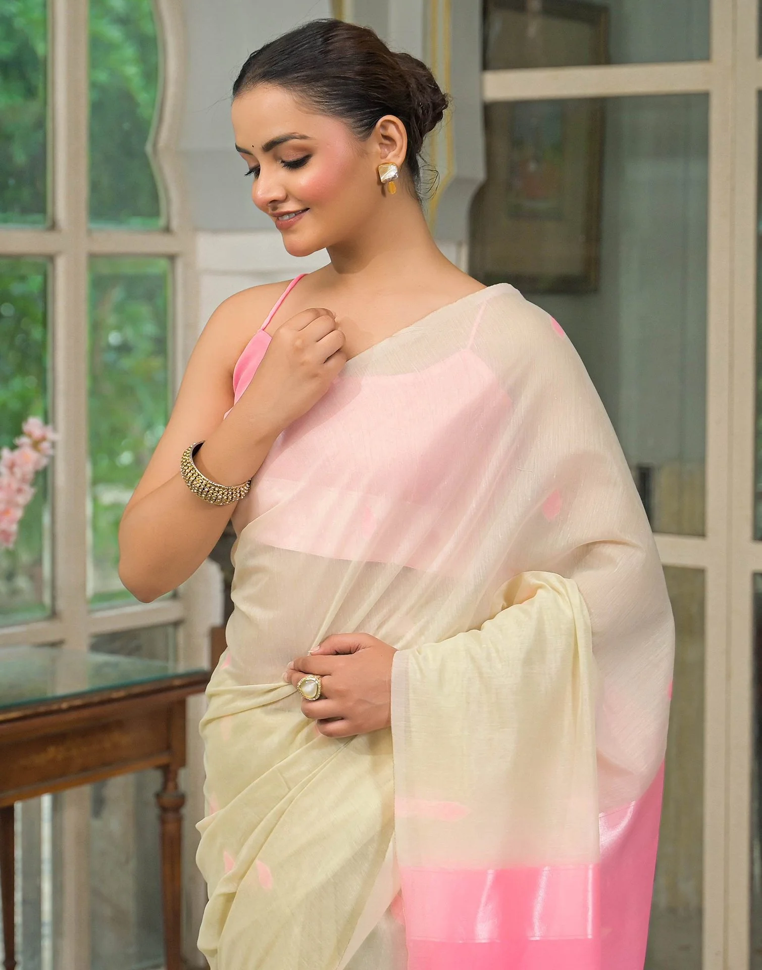 Cream. Pink Linen Woven Saree - Image 4