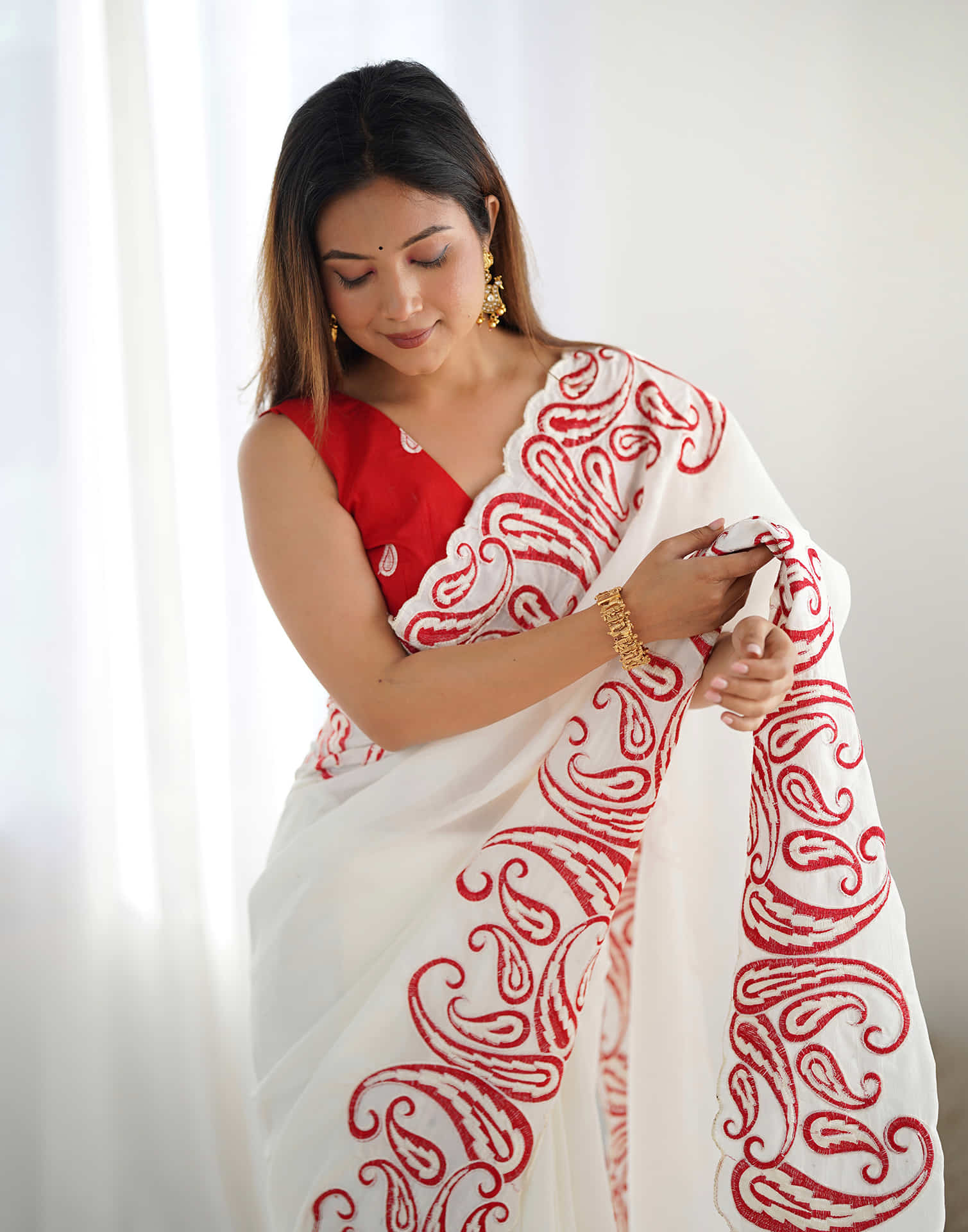 White Silk Embroidery Saree - Image 4