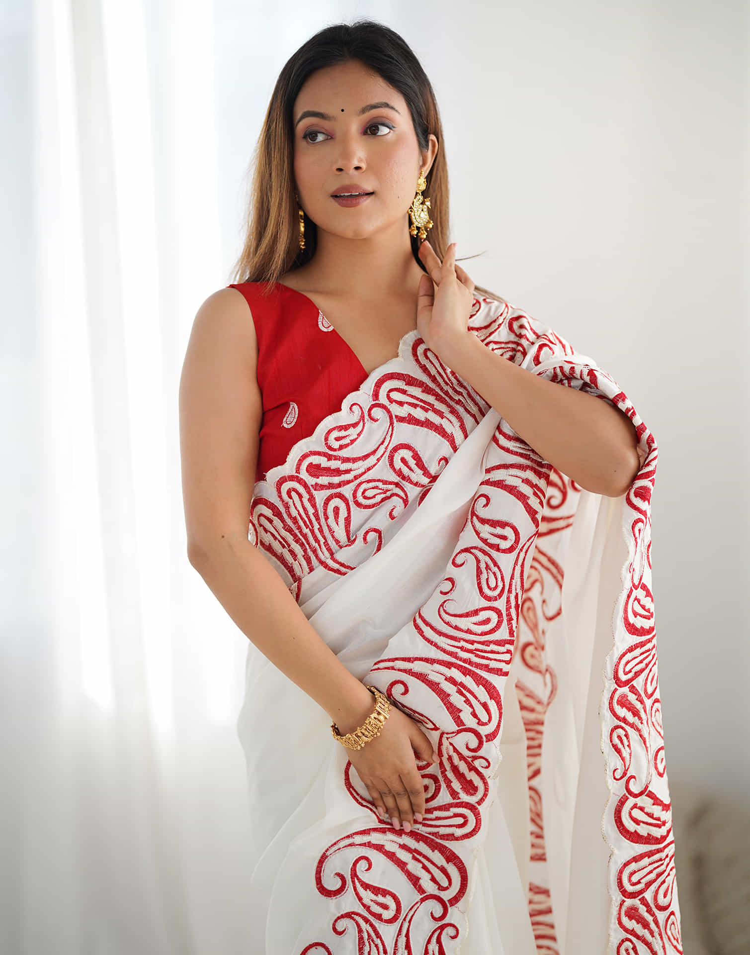 White Silk Embroidery Saree - Image 5