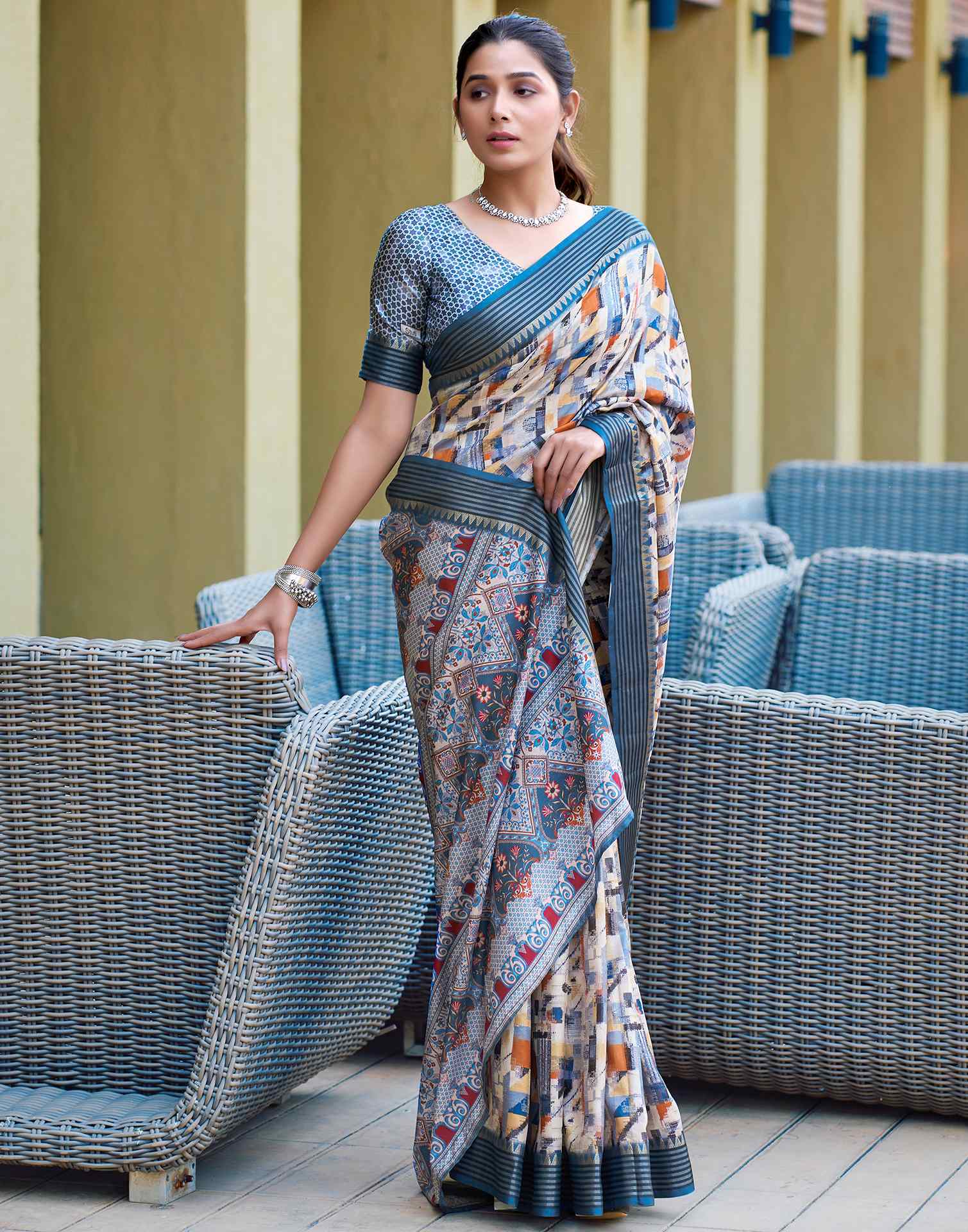 Grey Silk Blend Printed Saree - Image 3