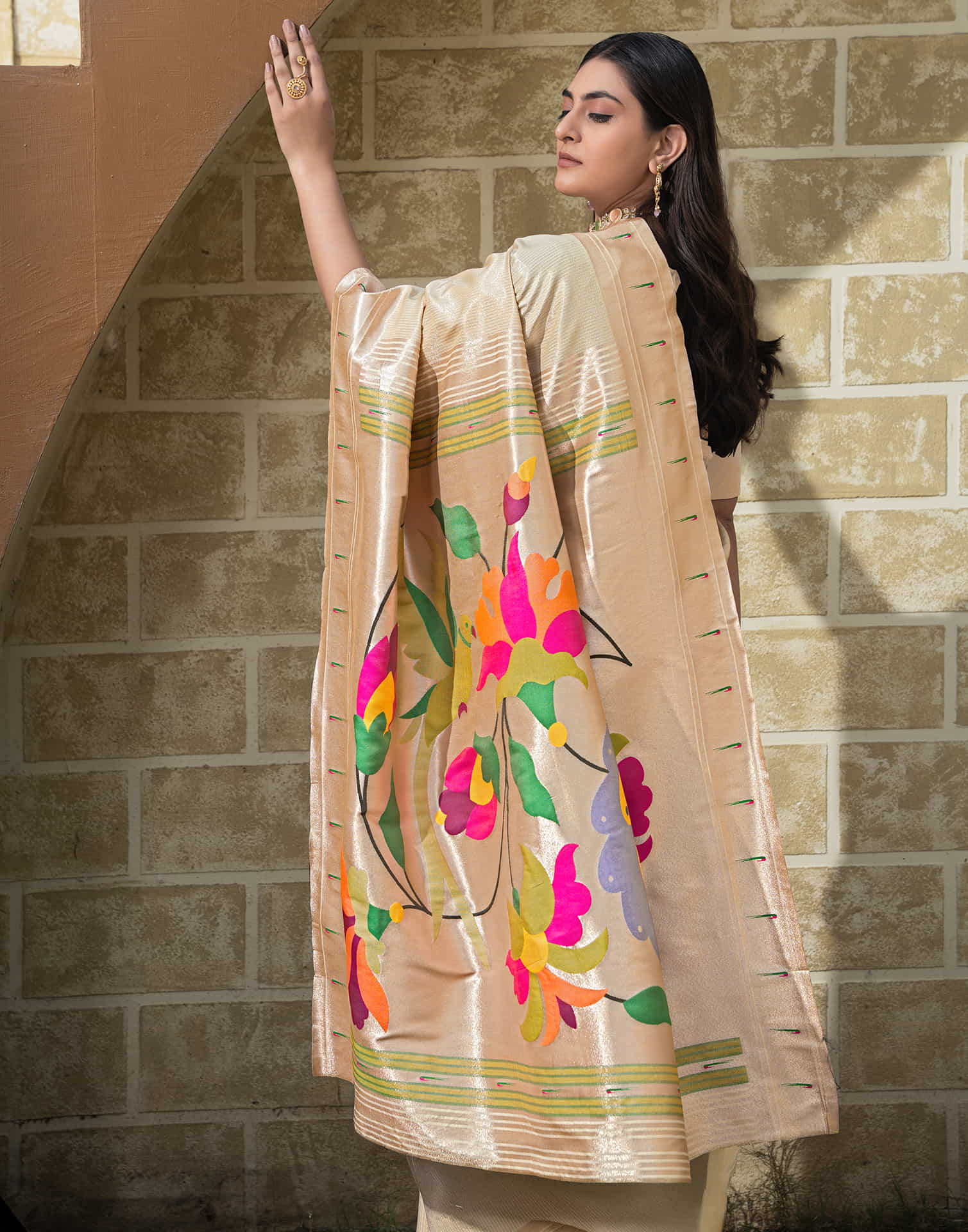 Cream Silk Weaving Paithani Saree - Image 5