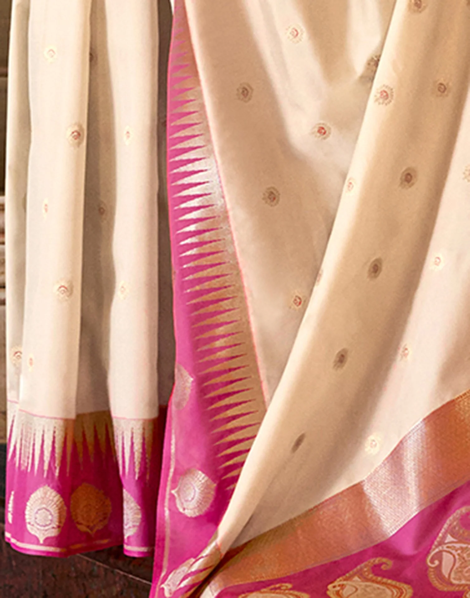 Cream Silk Woven Banarasi Saree - Image 4
