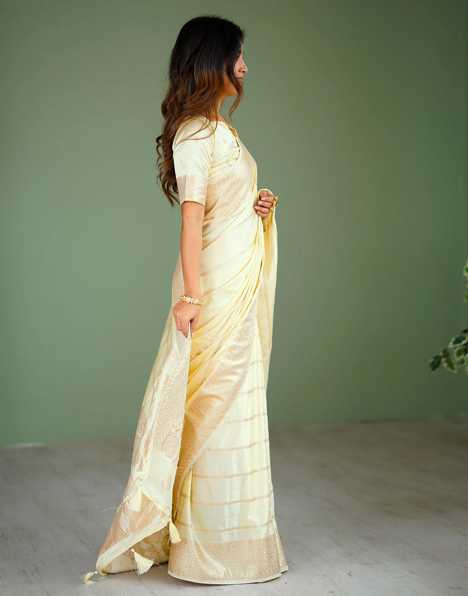 Cream Silk Woven Kanjivaram Saree - Image 4