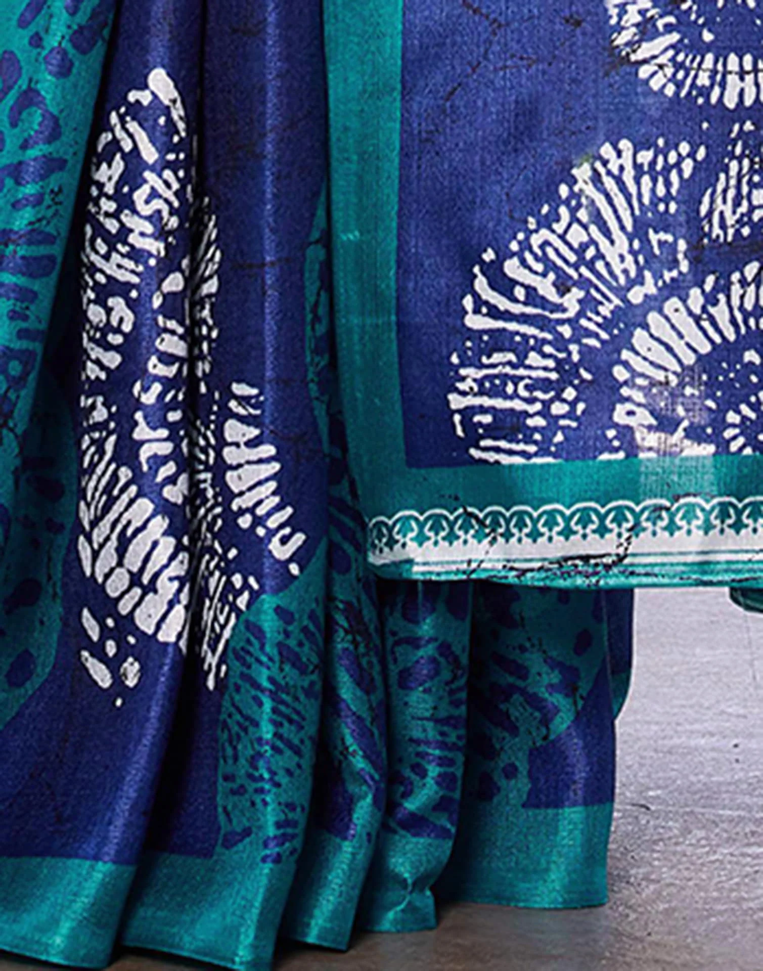 Dark Blue Cotton Blend Warli Printed Saree - Image 9