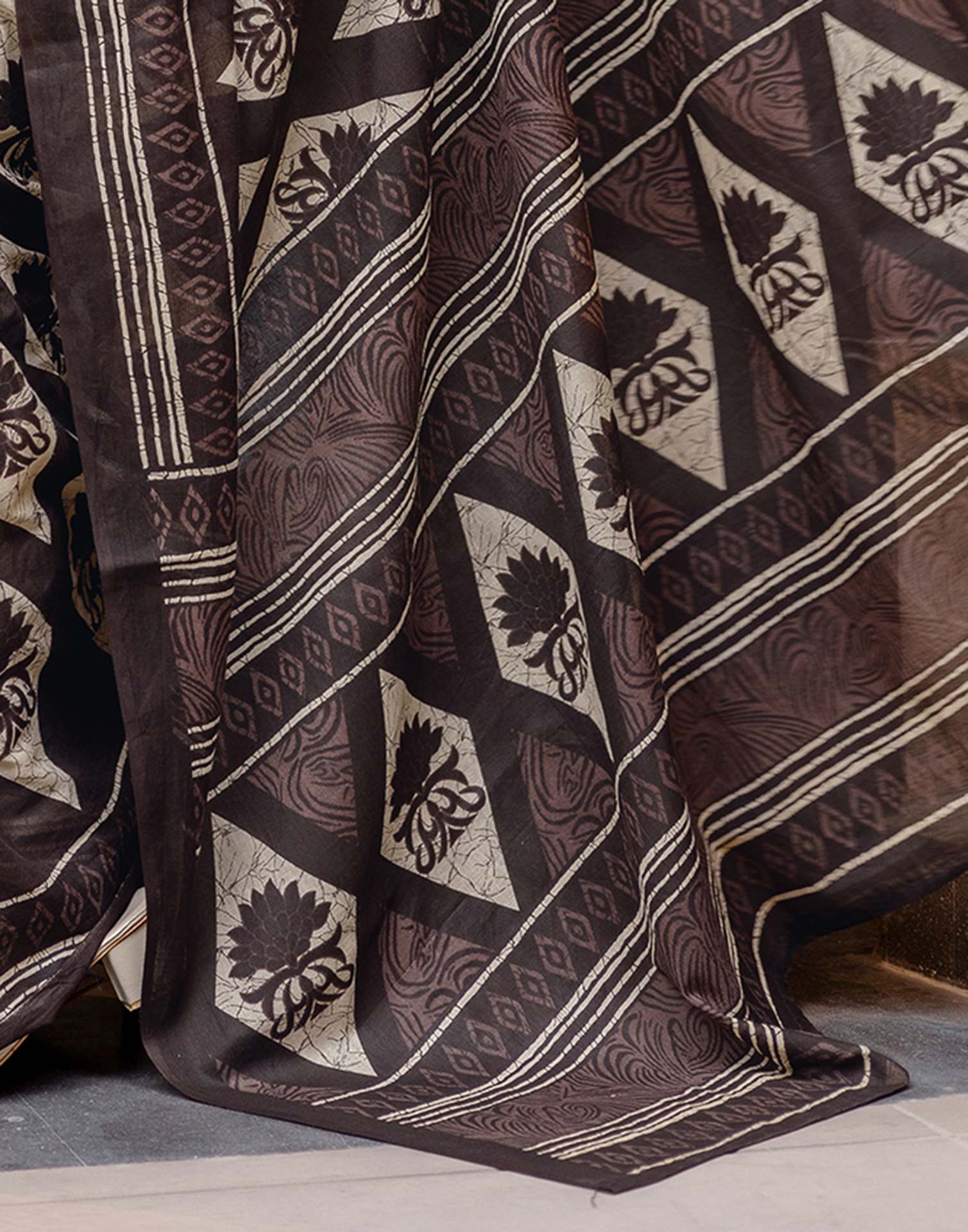 Dark Brown Cotton Printed Saree - Image 5