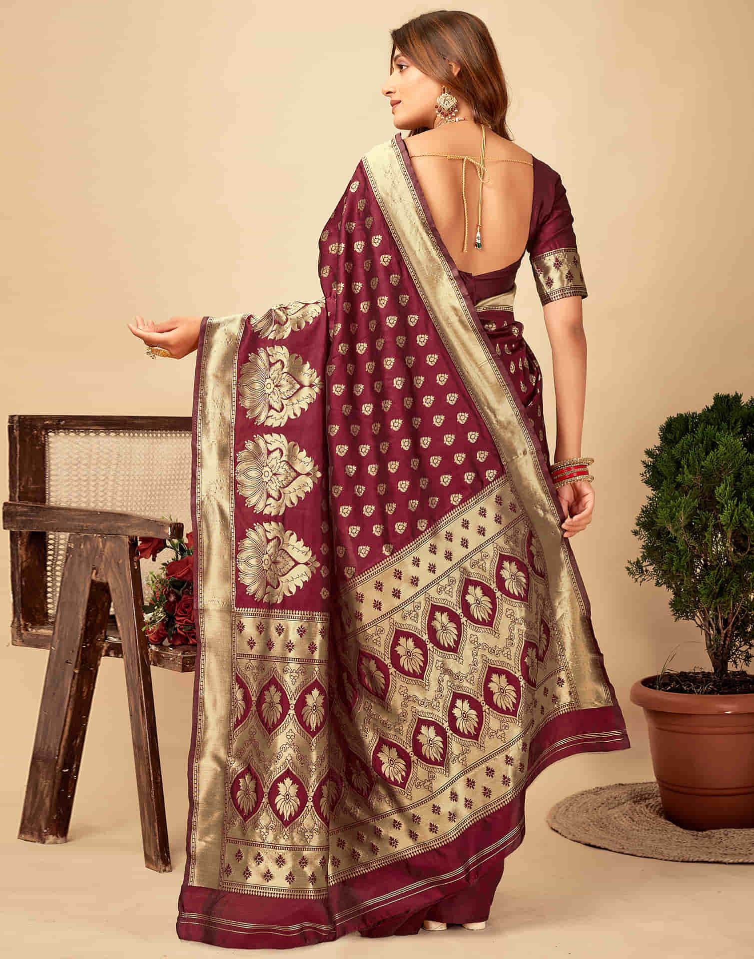 Dark Maroon Silk Woven Banarasi Saree - Image 4