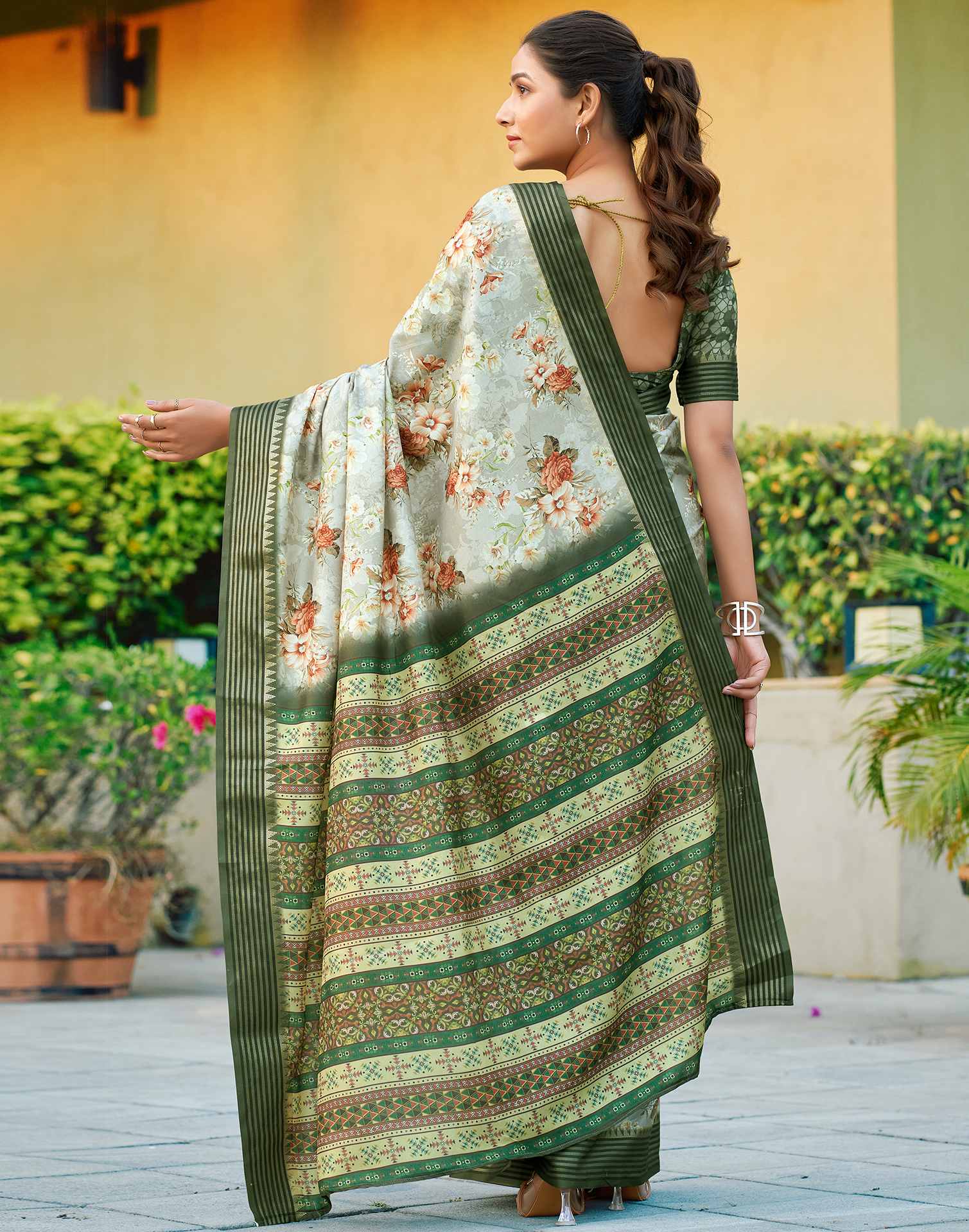 Green Silk Blend Printed Saree - Image 5
