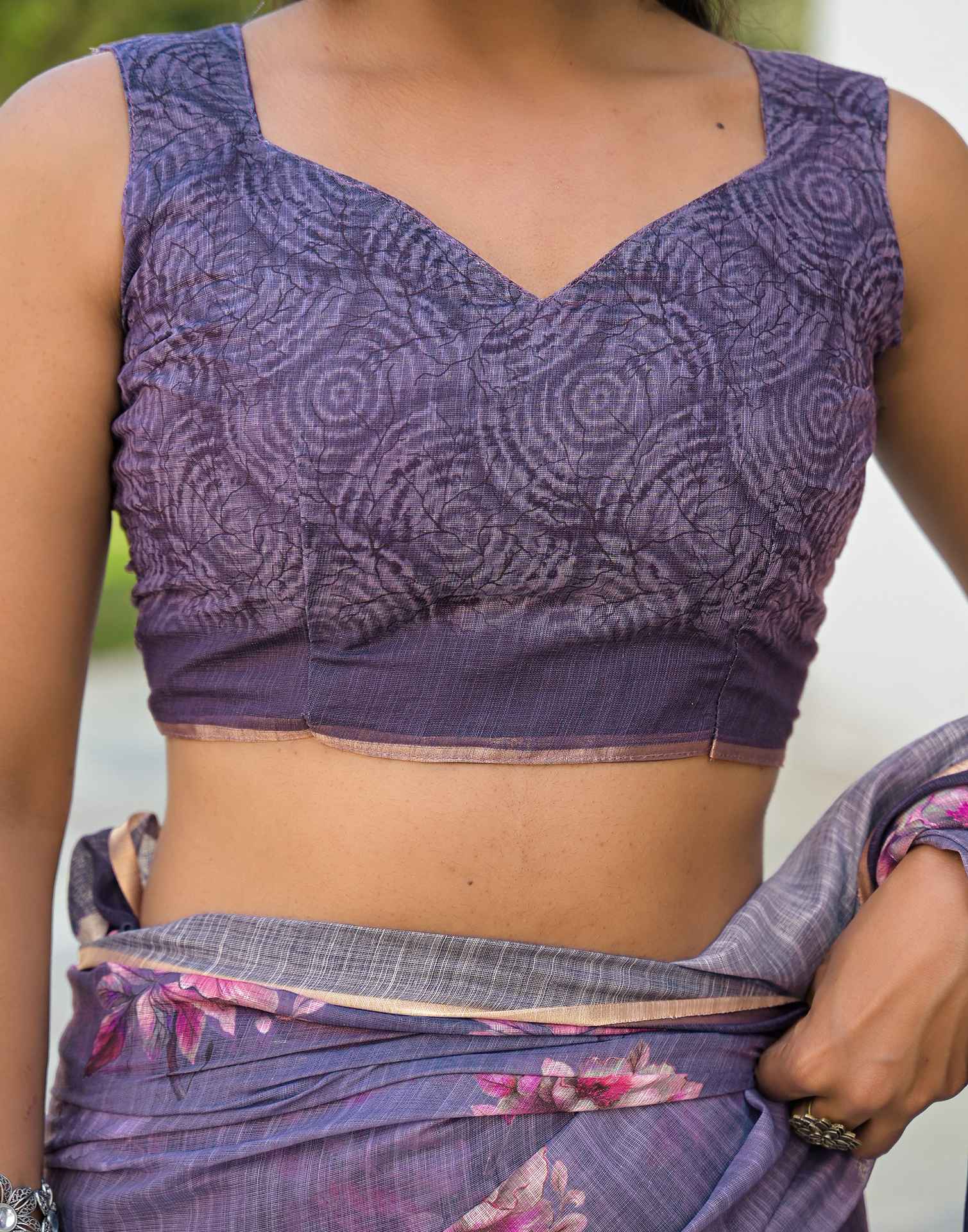 Dusty Purple Linen Floral Printed Saree - Image 9