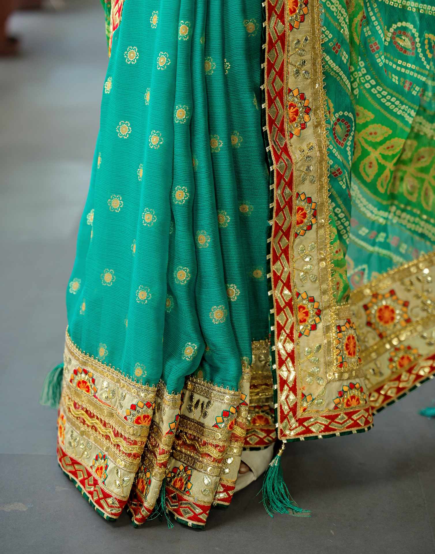 Green Chiffon Bandhani Printed Lace Saree - Image 9
