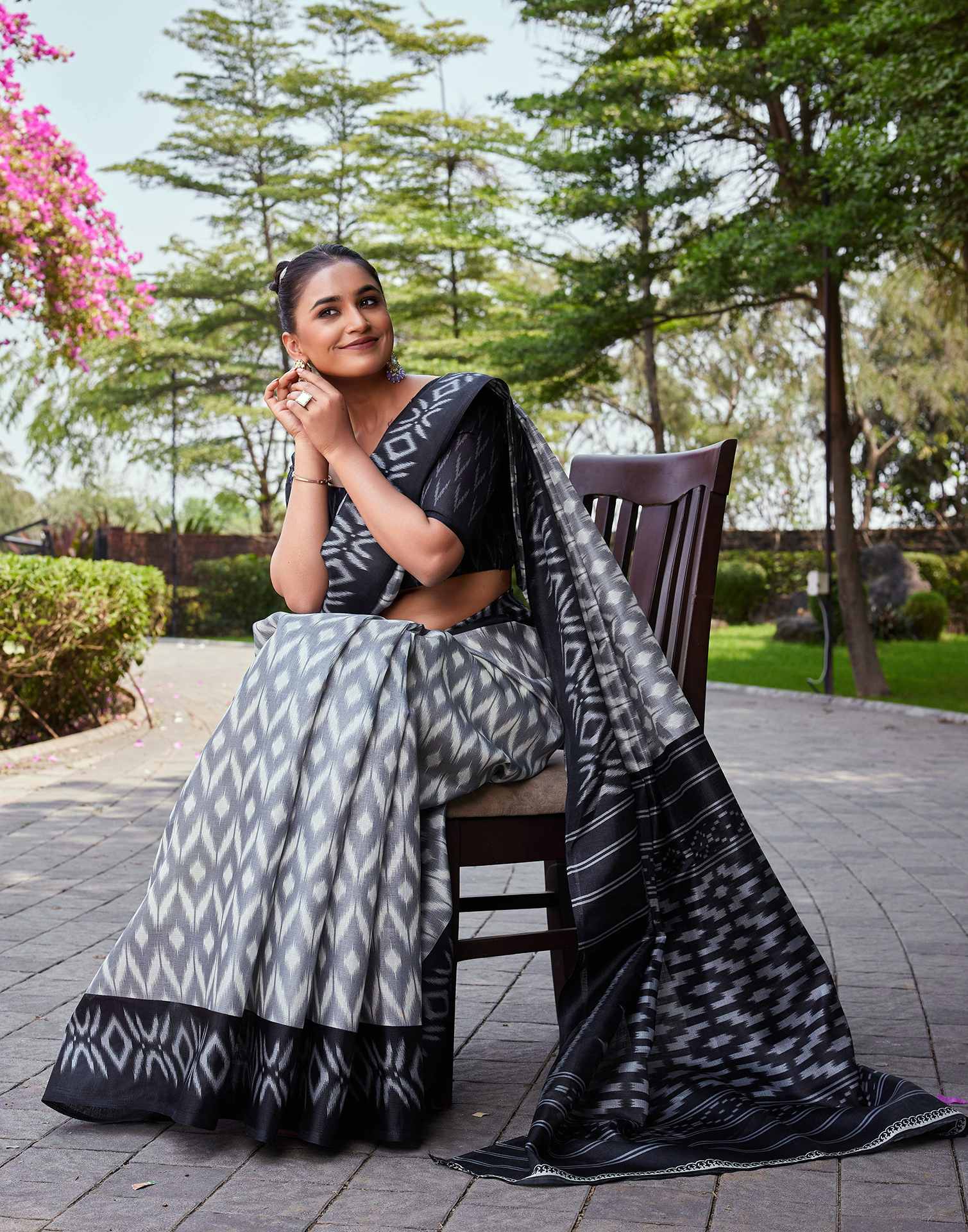 Grey Cotton Blend Ikkat Printed Saree - Image 2
