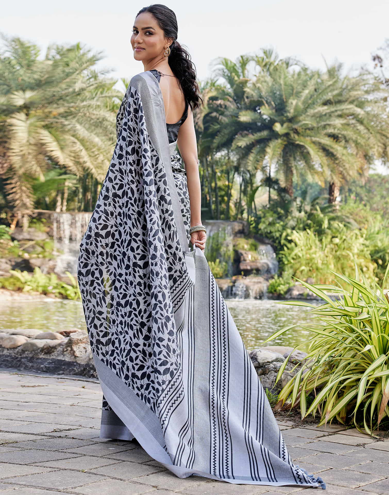 Grey Cotton Blend Printed Saree - Image 5