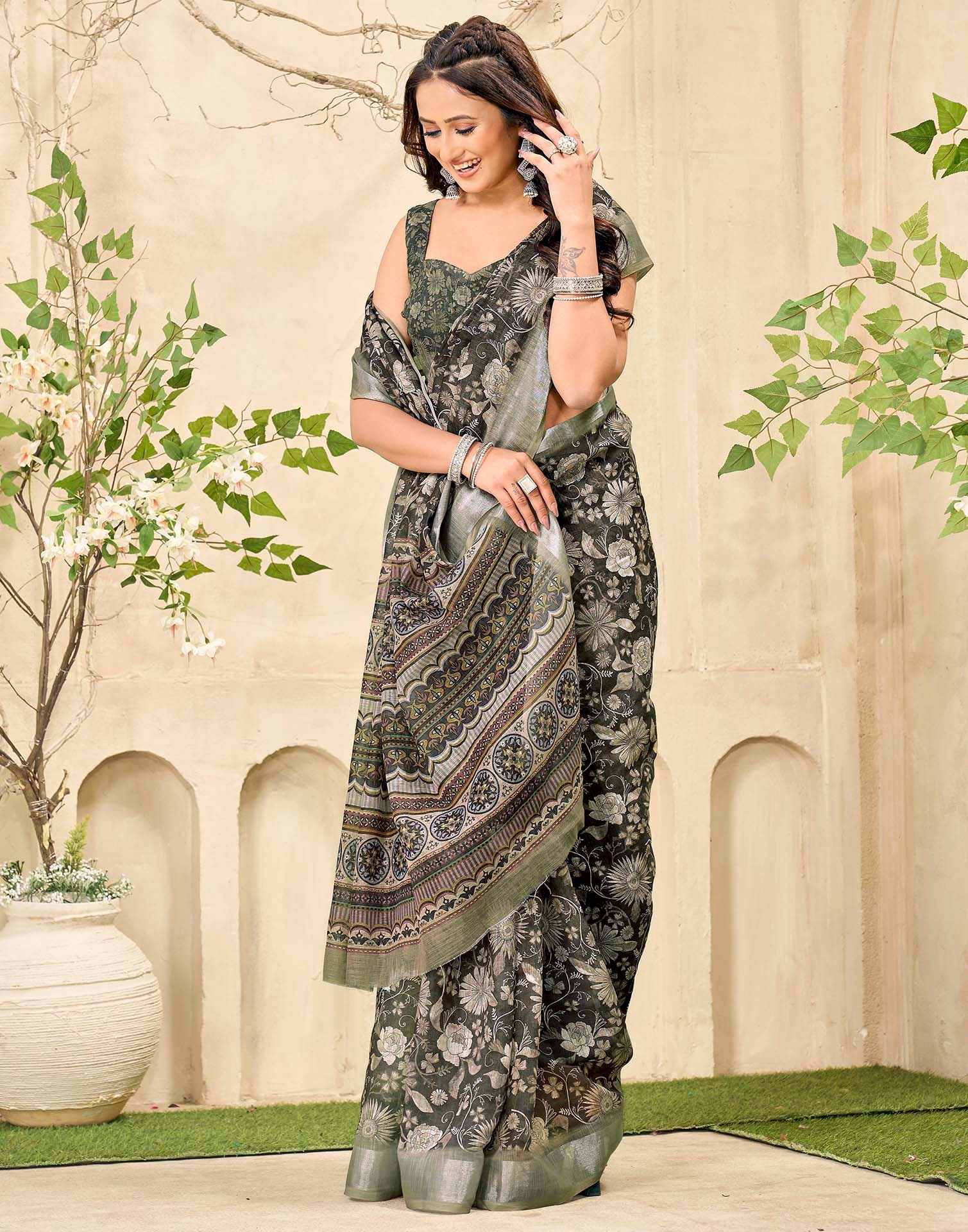 Grey Cotton Floral Printed Saree - Image 5