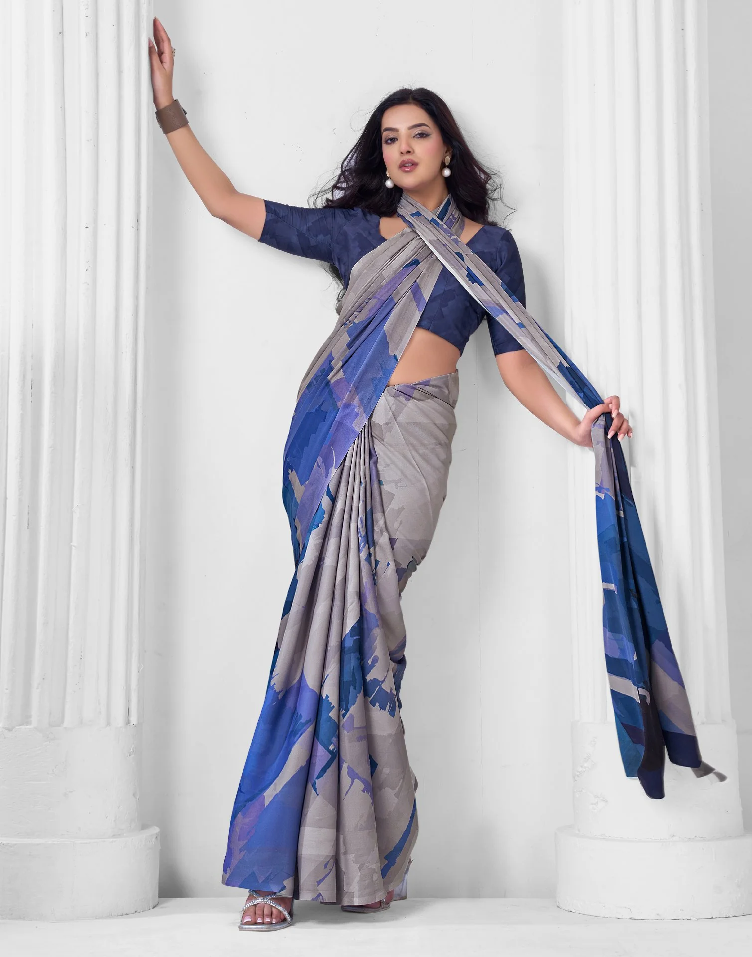 Grey Crepe Printed Saree - Image 5