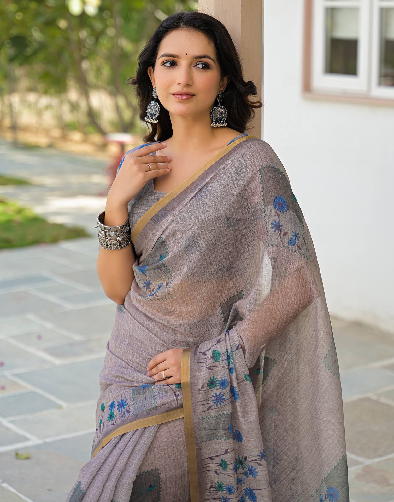 Grey Linen Floral Printed Saree - Image 2