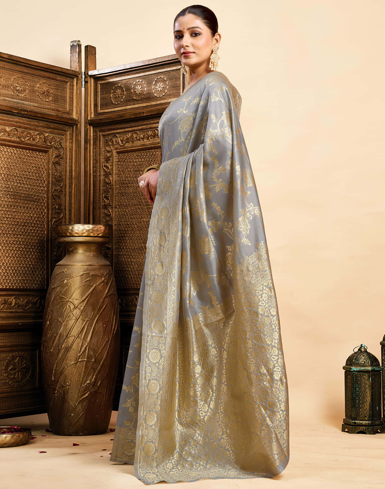 Grey Silk Woven Banarasi Saree - Image 4