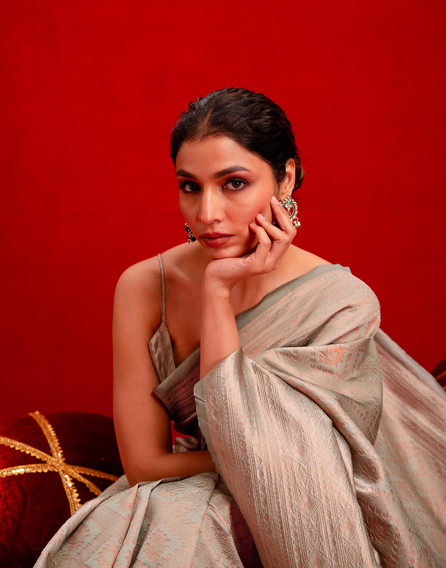 Grey Silk Woven Banarasi Saree - Image 4