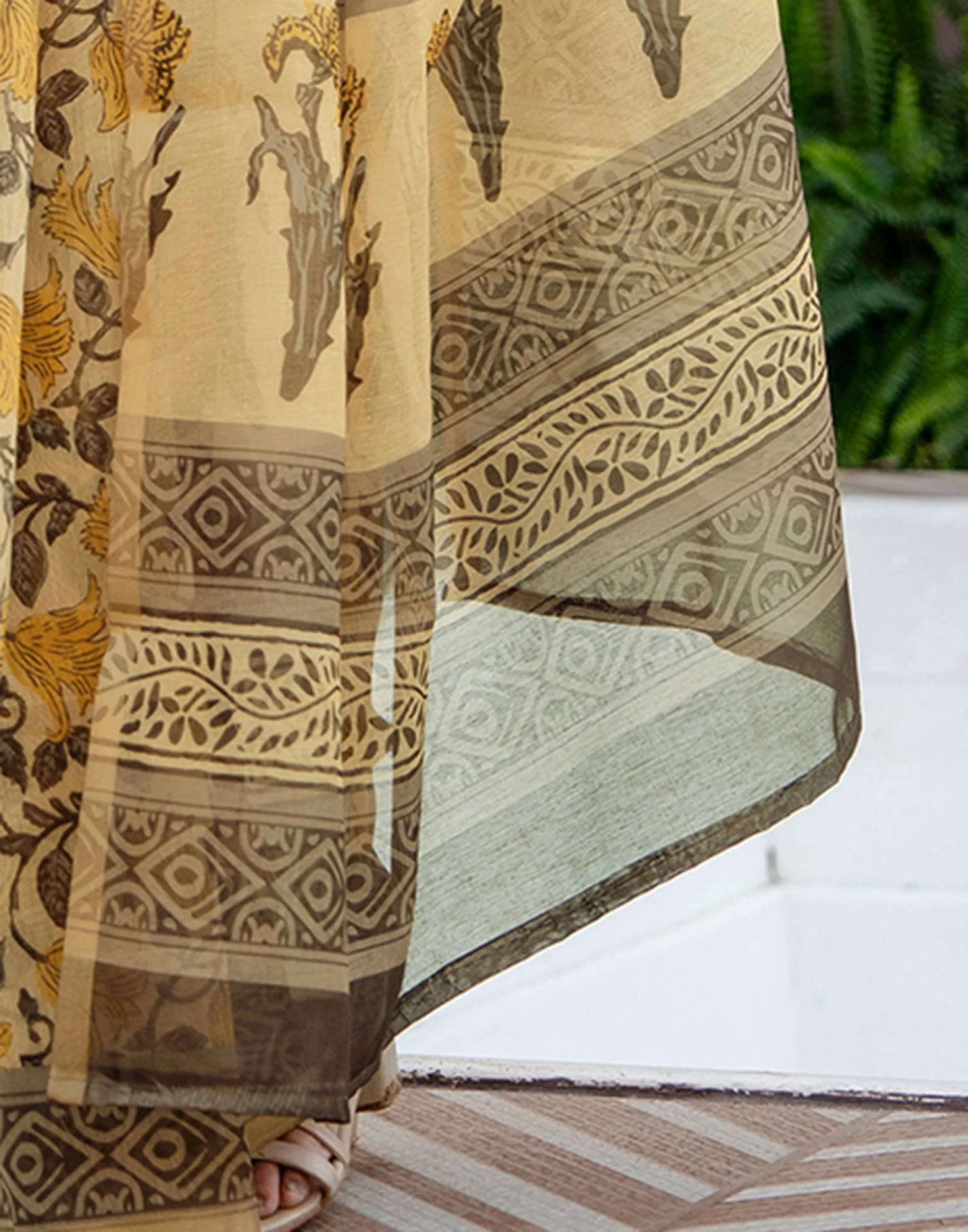 Light Yellow Linen Floral Printed Saree - Image 11
