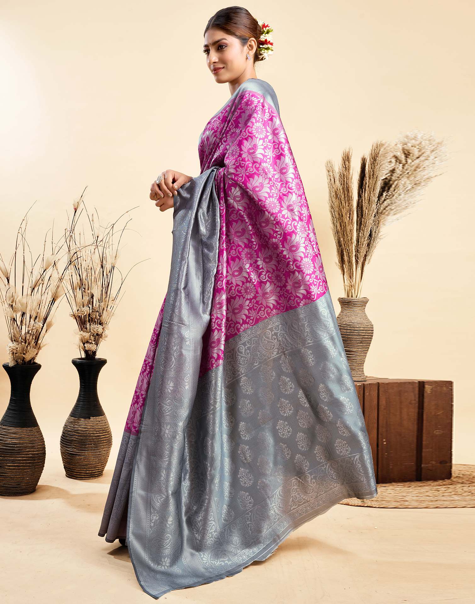 Magenta Silk Woven Banarasi Saree - Image 4