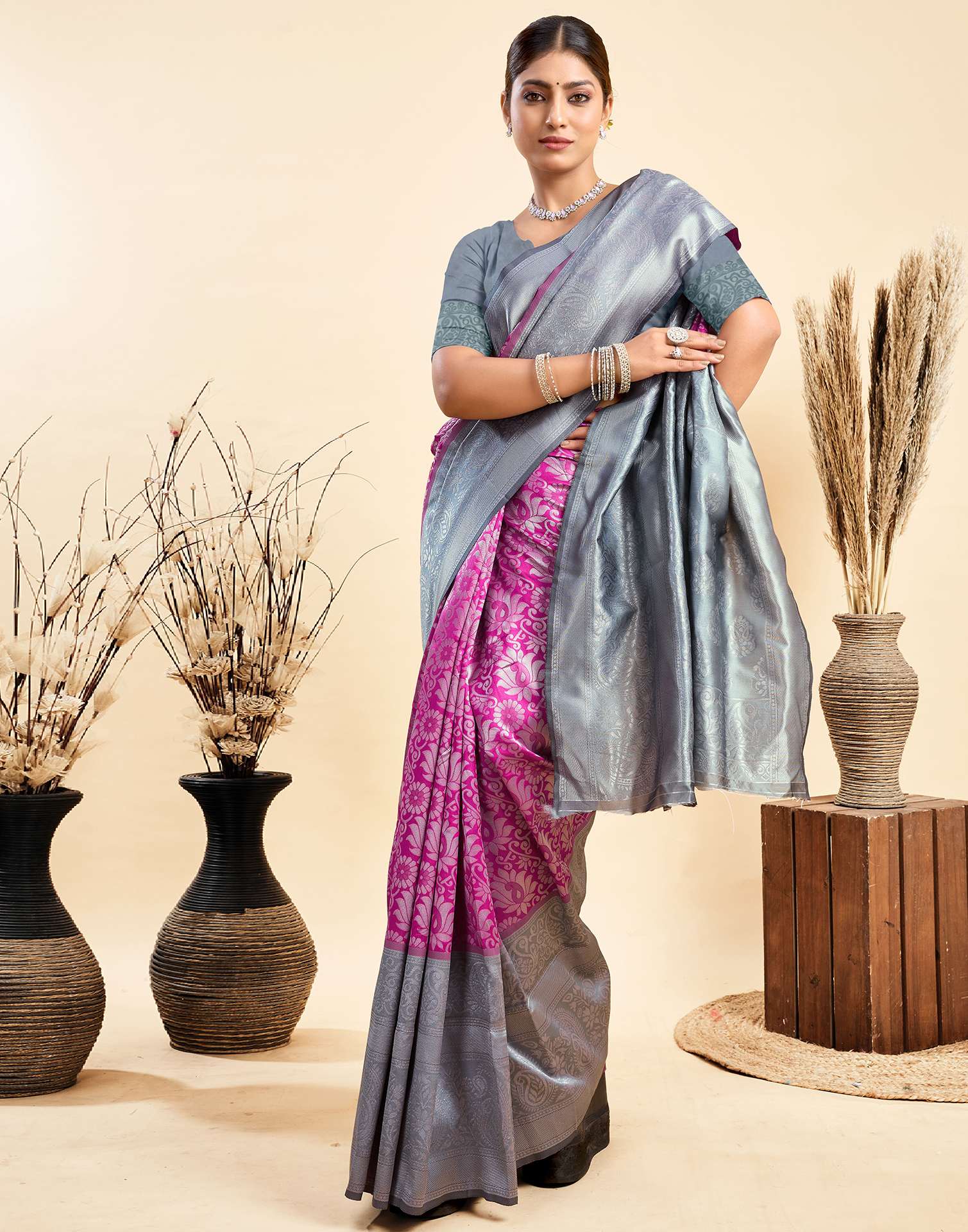 Magenta Silk Woven Banarasi Saree - Image 5