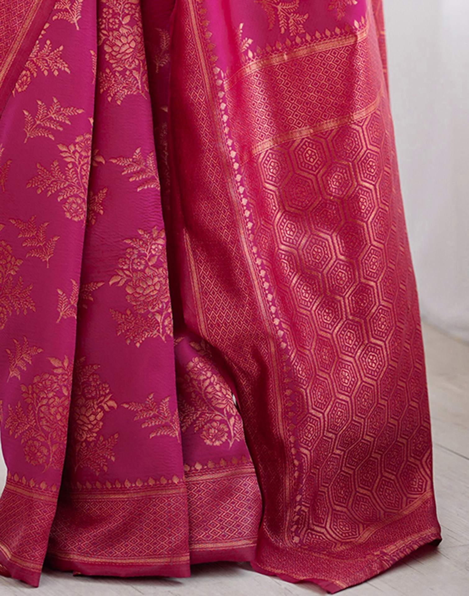Magenta Silk Woven Banarasi Saree - Image 10